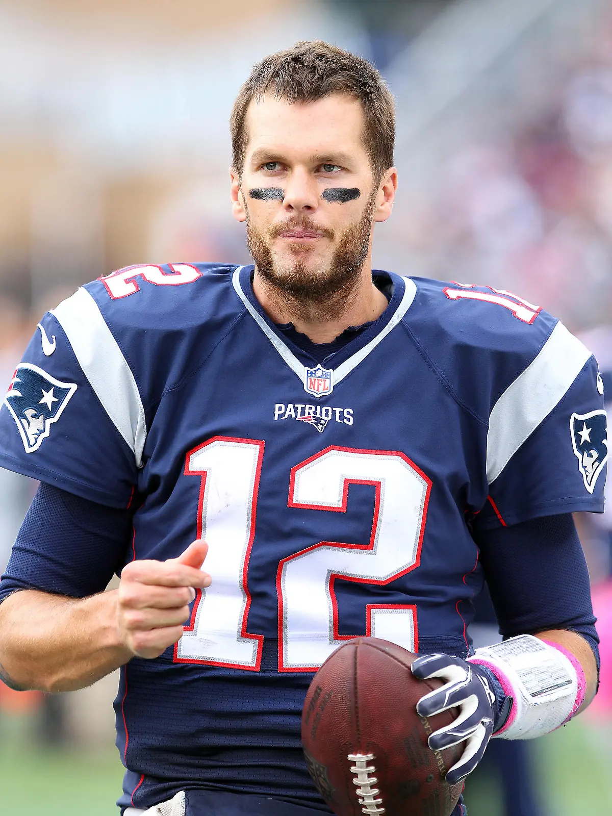 Image #: 40378648    October 25, 2015; Foxborough, MA, USA; New England Patriots quarterback Tom Brady (12) on the sideline during the second half of the NFL game between the New York Jets and New England Patriots at Gillette Stadium. New England defeated New York 30-23.      CSM /Landov Keine Weitergabe an Drittverwerter.