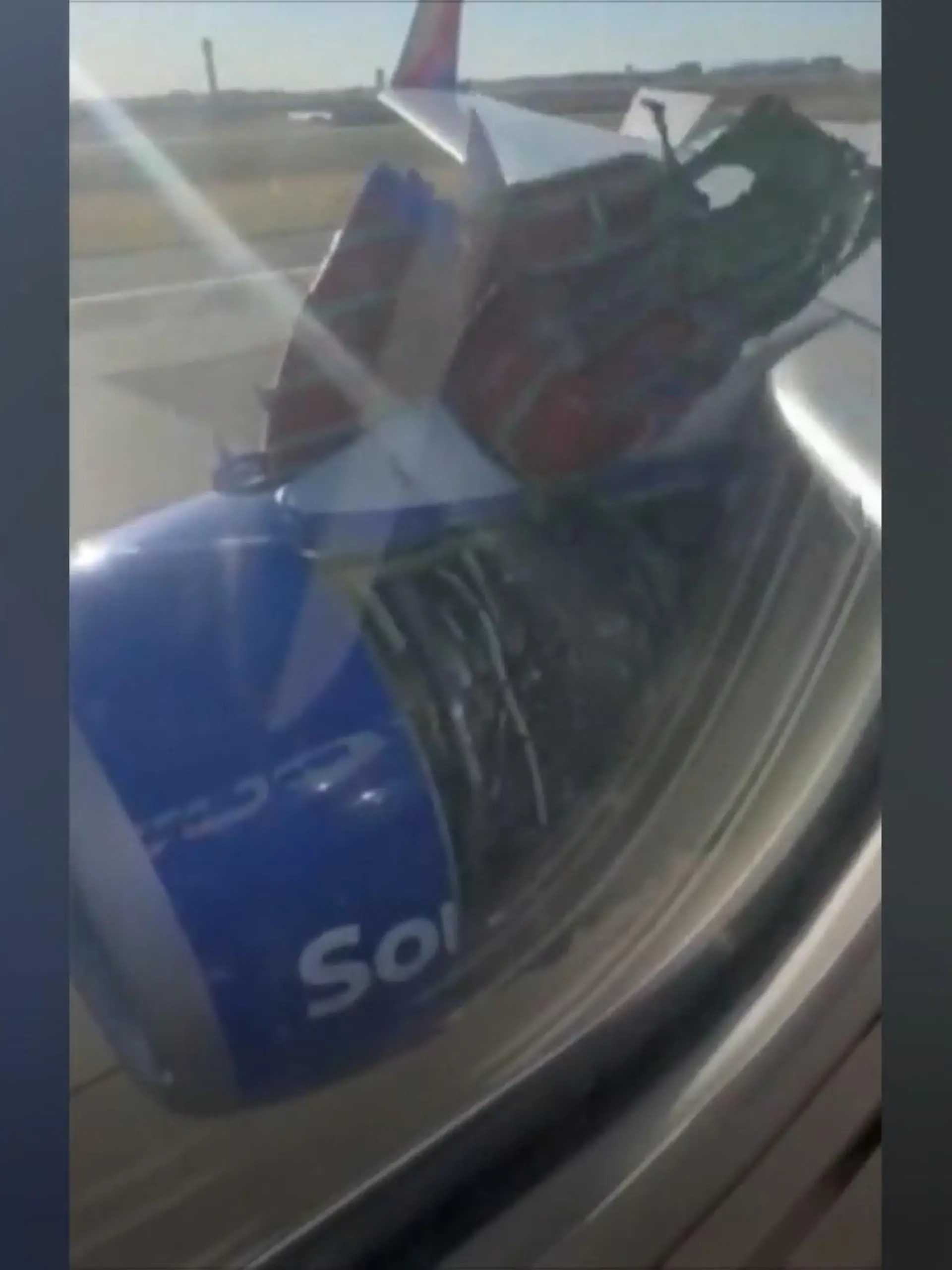 In Denver im US-Bundesstaat Colorado musste eine Boeing kurz nach dem Start umkehren und notlanden. Die Maschine des Typs 737-800 hat Teile des Triebwerks verloren. Inwiefern die Panne Auswirkungen auf die Reisenden hatte, zeigen wir euch im Video.