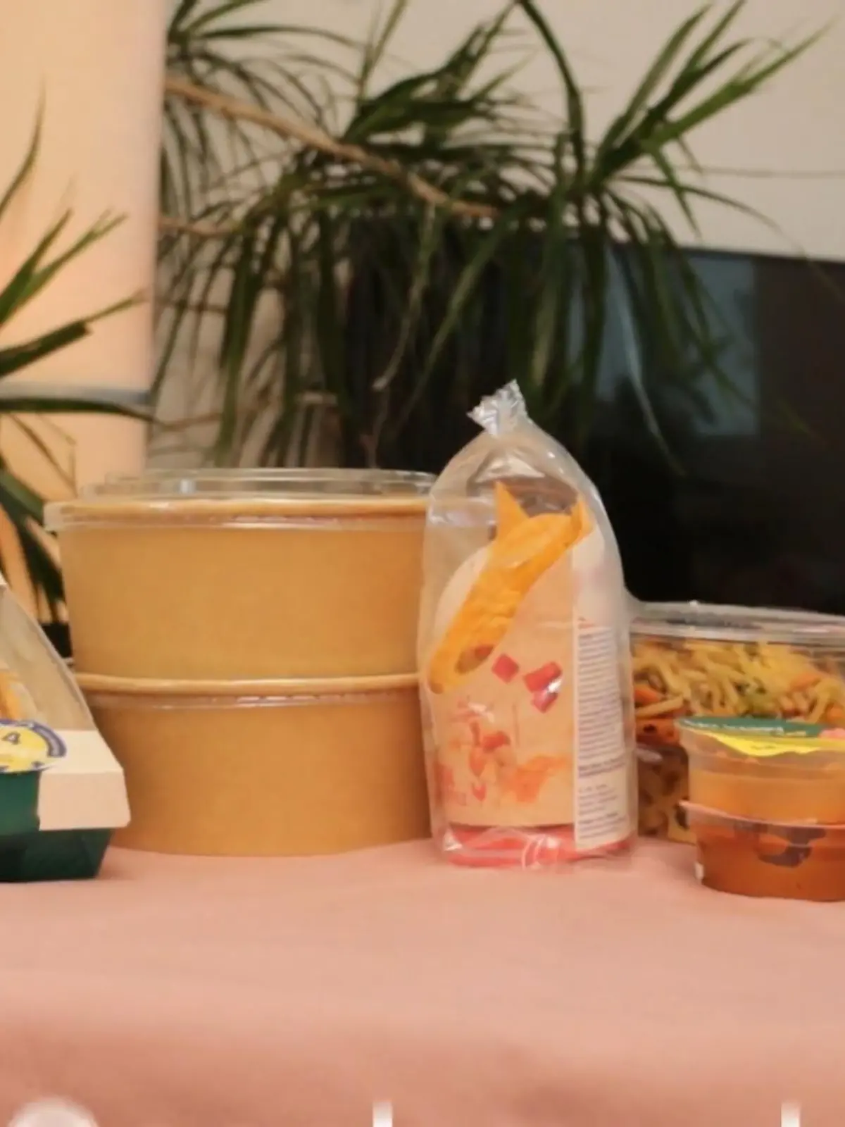 Wer kennt es nicht: Durch familiäre Verpflichtungen oder Stress auf der Arbeit kommt das Mittagessen mal wieder viel zu kurz. Also schnell zum nächsten Supermarkt, Mittagessen to go besorgen. Da gibt es mittlerweile ein riesiges Angebot, von Sushi über Salat, Wraps und Suppen - Mareike und Caroline haben für uns den Supermarkt-Lunch getestet. Ernährungsberaterin Edda Schick-Lang erklärt, wie das mit der Qualität aussieht.