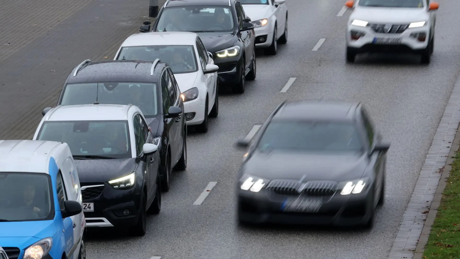 Fahrzeuge sind auf einer Straße unterwegs. Die B110 zwischen Usedom und Lieper Winkel wird erneuert.