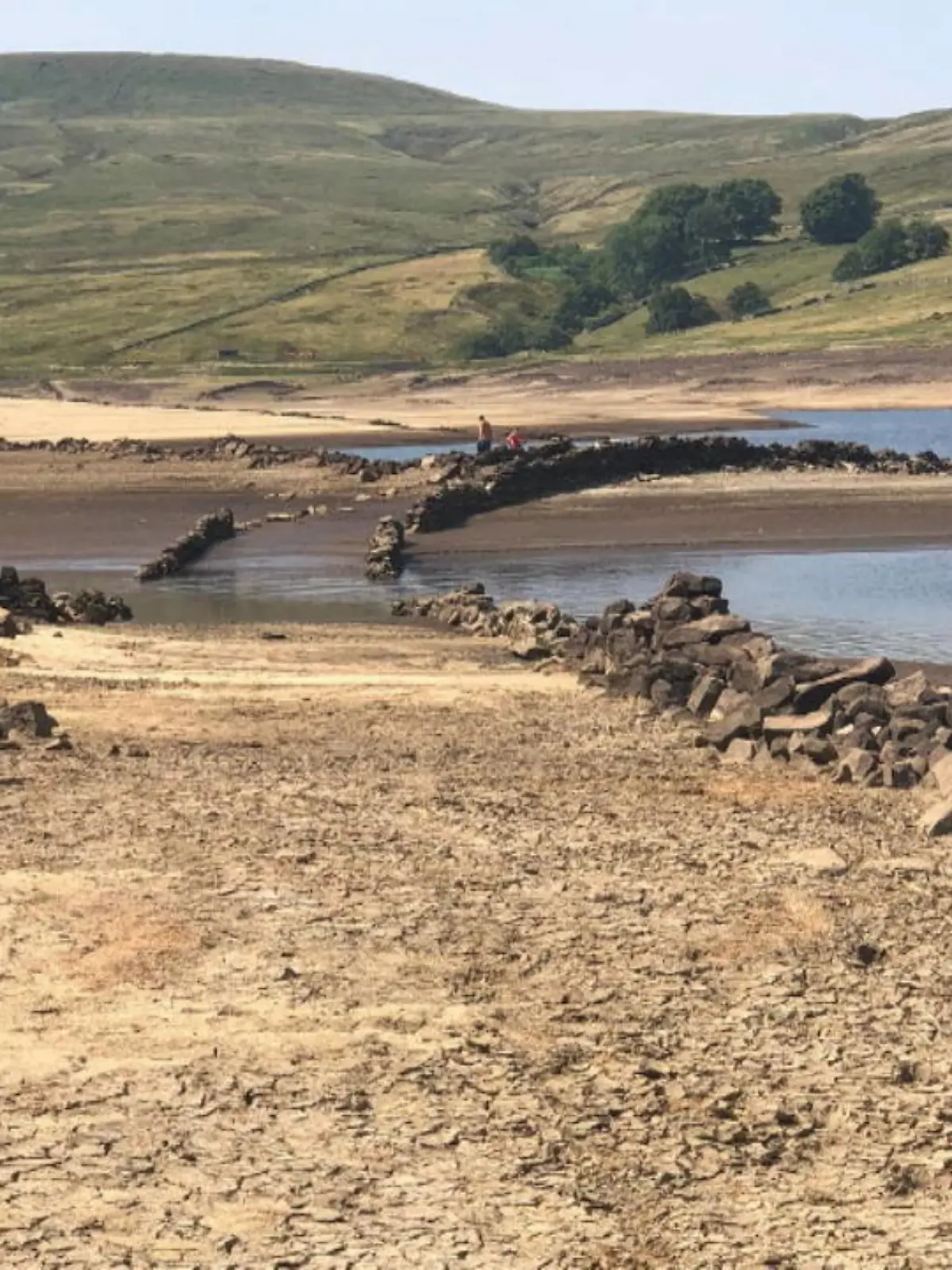 Nur alle paar Jahrzehnte sieht man diese spektakulären Bilder. Das eigentlich überflutete Dorf in Yorkshire (England) wurde durch die extreme Hitze, die momentan in Großbritannien herrscht, freigelegt. Die seltenen Bilder sehen Sie im Video.