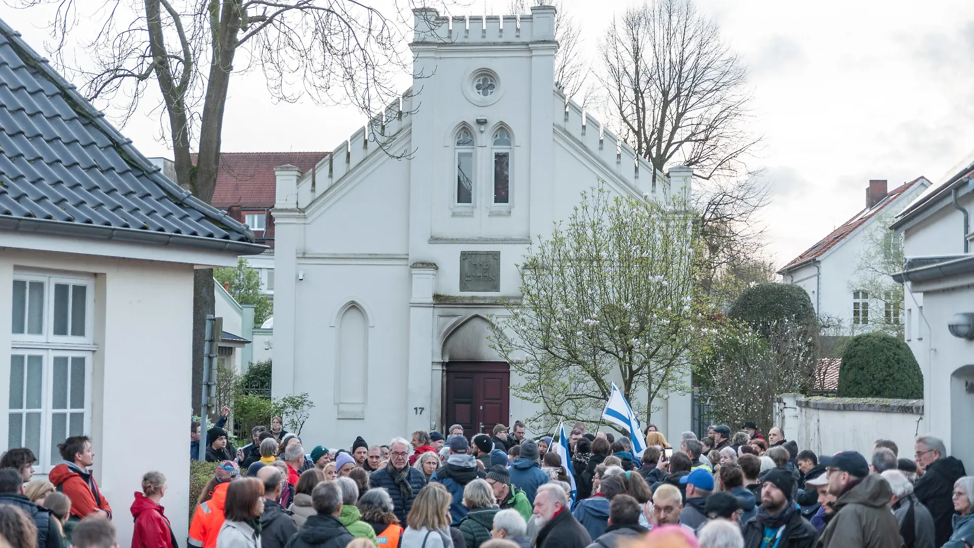 Oldenburg Mahnwache nach einem Brandanschlag auf die Synagoge in Oldenburg am 05.04.2024. Mahnwache nach einem Brandanschlag auf die Synagoge in Oldenburg am 05.04.2024. Im Menschen auf der Kundgebung, im Hintergrund die Synagoge. Am Freitagabend versammelten sich etwa 300 bis 350 zu einer Mahnwache vor der Synagoge in Oldenburg. Gegen Mittag war es dort nach Polizeiangaben zu einem Brandanschlag gekommen. Verletzt wurde niemand, das Feuer konnte schnell gelöscht werden. An der Tuer sind Brandspuren zu sehen. *** Oldenburg Vigil after an arson attack on the synagogue in Oldenburg on 05 04 2024 Vigil after an arson attack on the synagogue in Oldenburg on 05 04 2024 In the people at the rally, the synagogue in the background On Friday Copyright: xFabianxSteffensx EP_FSS