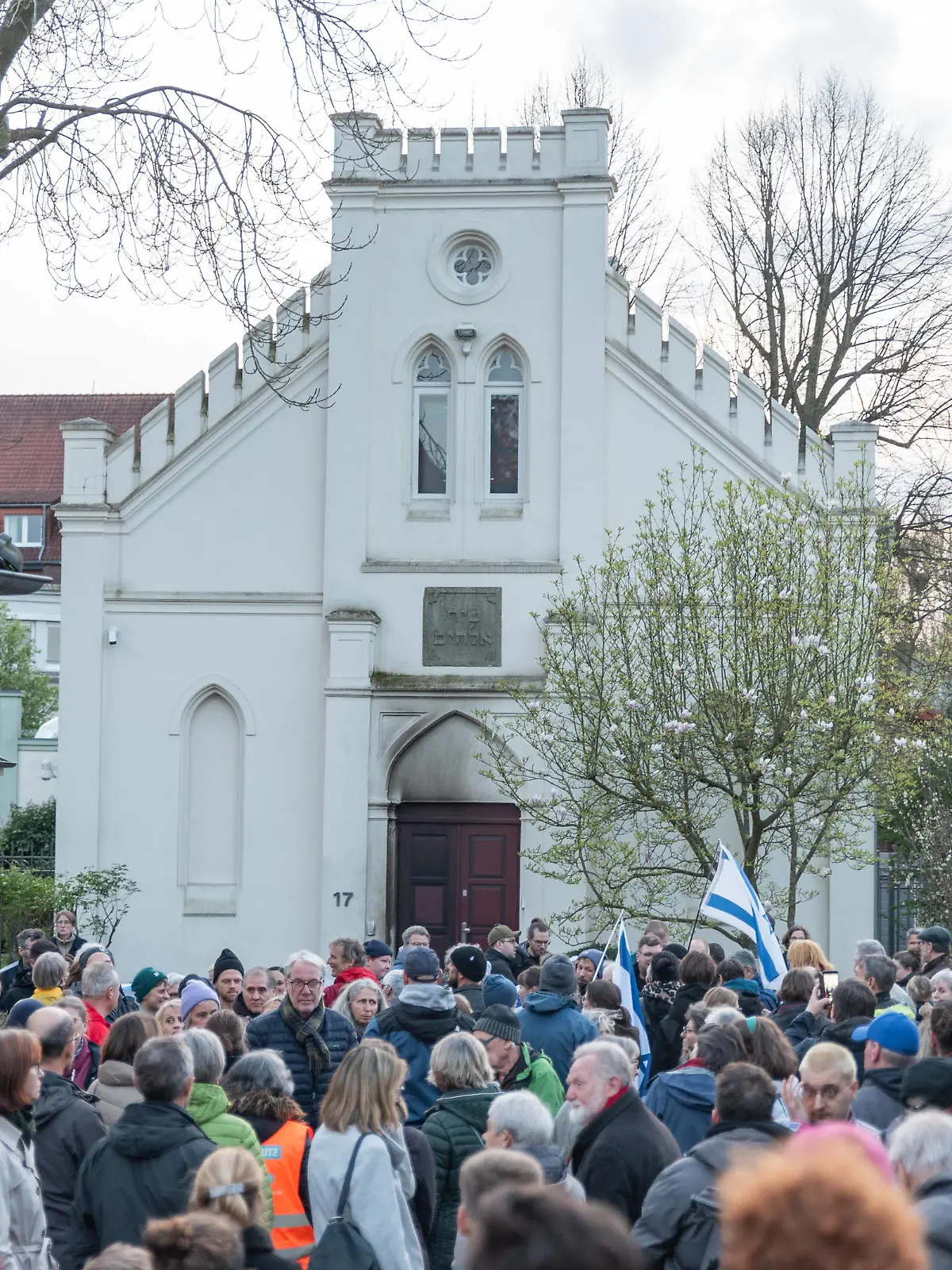 Oldenburg Mahnwache nach einem Brandanschlag auf die Synagoge in Oldenburg am 05.04.2024. Mahnwache nach einem Brandanschlag auf die Synagoge in Oldenburg am 05.04.2024. Im Menschen auf der Kundgebung, im Hintergrund die Synagoge. Am Freitagabend versammelten sich etwa 300 bis 350 zu einer Mahnwache vor der Synagoge in Oldenburg. Gegen Mittag war es dort nach Polizeiangaben zu einem Brandanschlag gekommen. Verletzt wurde niemand, das Feuer konnte schnell gelöscht werden. An der Tuer sind Brandspuren zu sehen. *** Oldenburg Vigil after an arson attack on the synagogue in Oldenburg on 05 04 2024 Vigil after an arson attack on the synagogue in Oldenburg on 05 04 2024 In the people at the rally, the synagogue in the background On Friday Copyright: xFabianxSteffensx EP_FSS