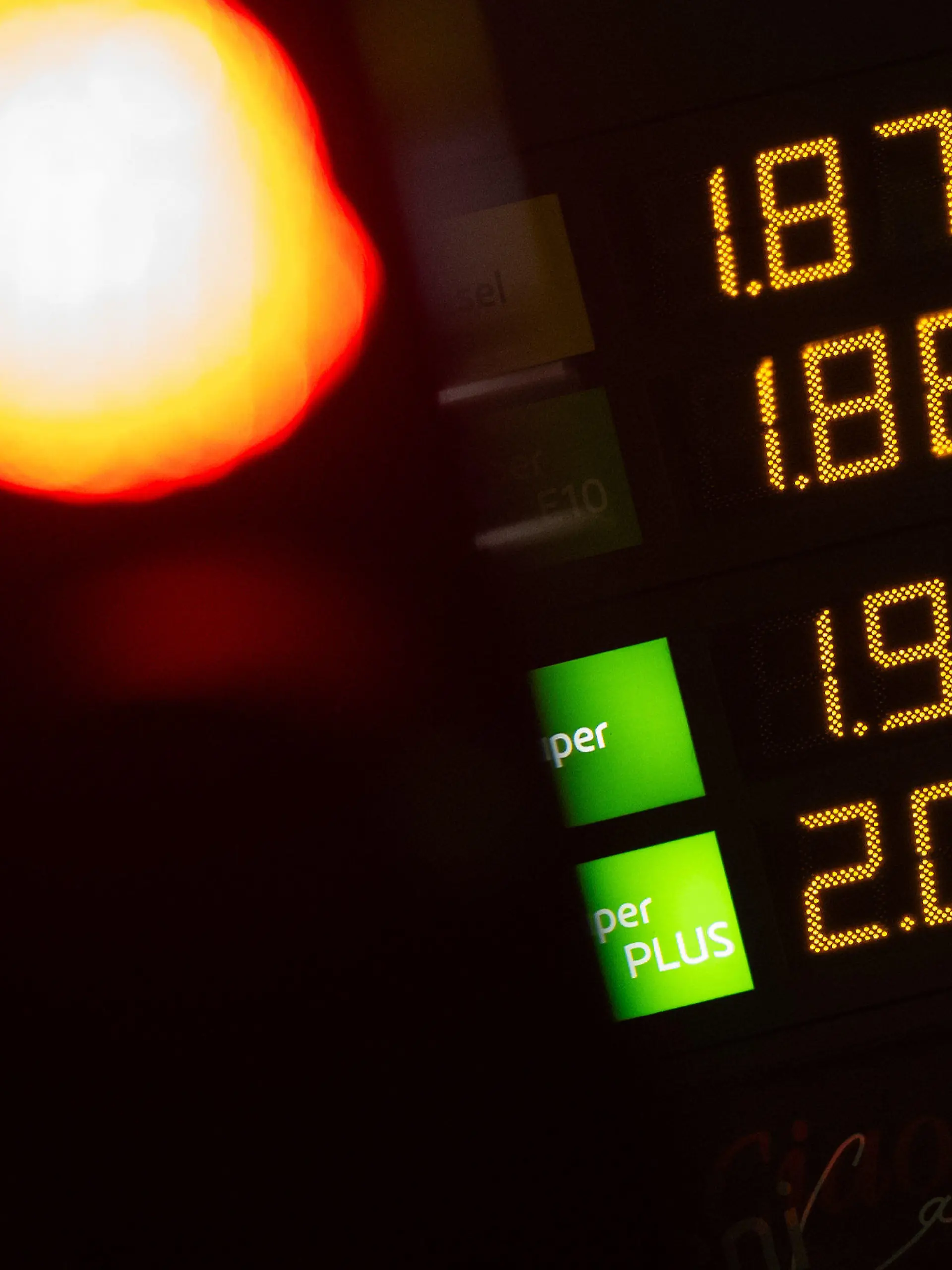 26.09.2023, Berlin: Die Preise für Diesel (oben nach unten), Benzin E10, Benzin Super und Super plus stehen an einer Tankstelle auf der LED-Anzeige. Die Energiebranche hat ein Jahr nach dem «Doppelwumms» der Bundesregierung zur Entlastung der Kunden vor neuen Preissprüngen gewarnt. Foto: Sebastian Gollnow/dpa +++ dpa-Bildfunk +++
