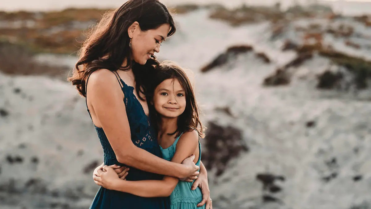 Beautiful 45 yr old mom embracing young daughter at the beach San Diego, CA, United States PUBLICATIONxINxGERxSUIxAUTxONLY CR_KESM200828-237846-01 ,model released, Symbolfoto