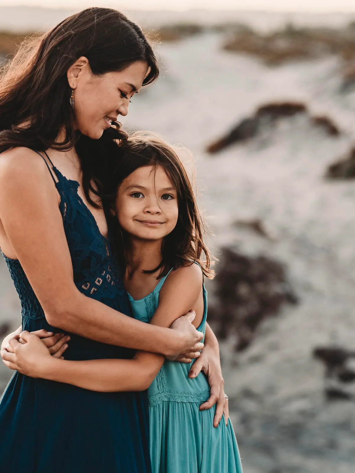 Beautiful 45 yr old mom embracing young daughter at the beach San Diego, CA, United States PUBLICATIONxINxGERxSUIxAUTxONLY CR_KESM200828-237846-01 ,model released, Symbolfoto