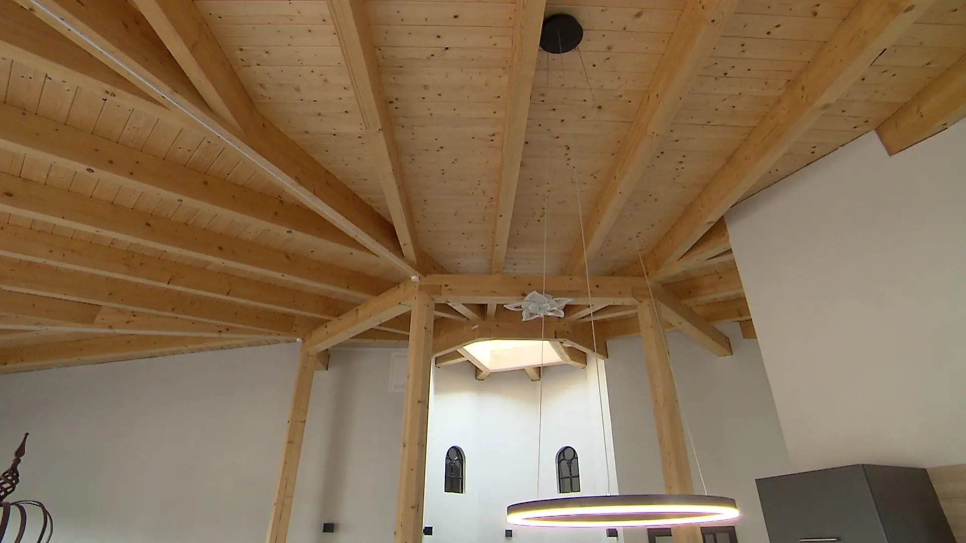Innen versprüht das Dach im neuen Gülle-Eigenheim gemütliches Flair.