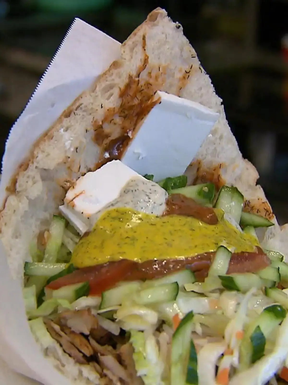 Fast alles ist teurer geworden. Auch das Lieblings-Fast-Food der Deutschen: Der Döner kostet in vielen Städten mittlerweile mehr als sechs Euro. Außer in Duisburg. In einem Imbiss gibt‘s die Fleisch-Tasche für 2,49 Euro. Der Inhaber von „Kebap First“ spart dafür an Mitarbeitern, dadurch spart er Personalkosten. Und wegen des Schnappers kaufen die Kunden oftmals direkt 2 oder 3 Döner. Der 41-jährige Türke hat seinen Imbiss seit einem Jahr. Seit 10 Jahren lebt er jetzt in Deutschland.