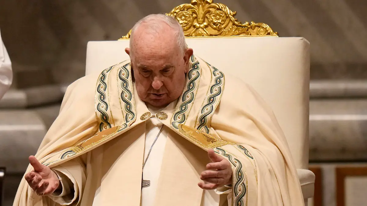 dpatopbilder - 30.03.2024, Vatikan, Vatikanstadt: Papst Franziskus leitet die Osternachtfeier im Petersdom. Foto: Alessandra Tarantino/AP/dpa +++ dpa-Bildfunk +++
