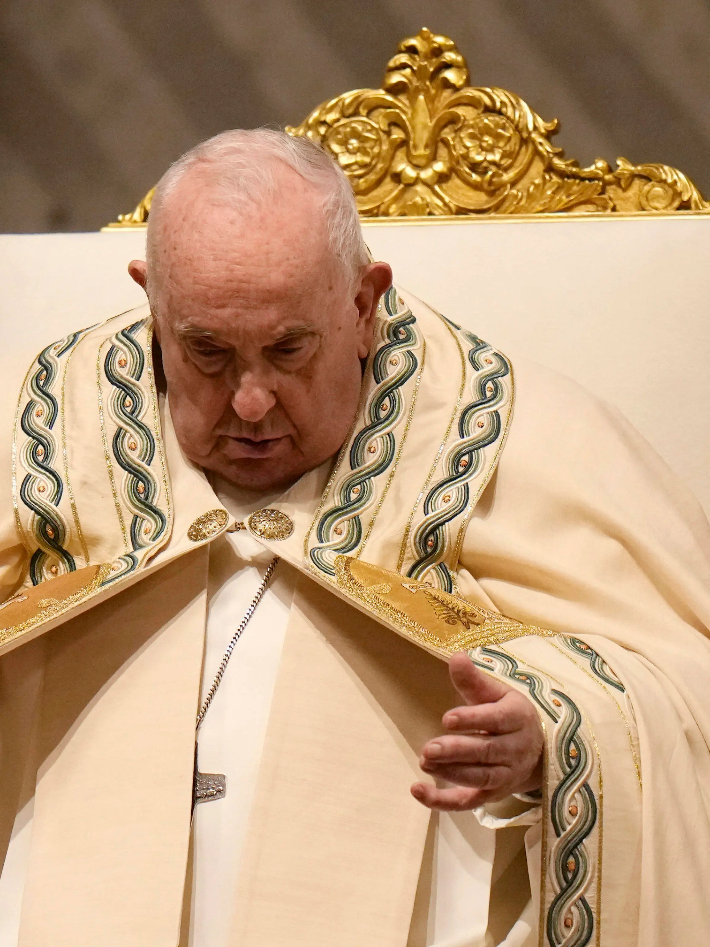 dpatopbilder - 30.03.2024, Vatikan, Vatikanstadt: Papst Franziskus leitet die Osternachtfeier im Petersdom. Foto: Alessandra Tarantino/AP/dpa +++ dpa-Bildfunk +++