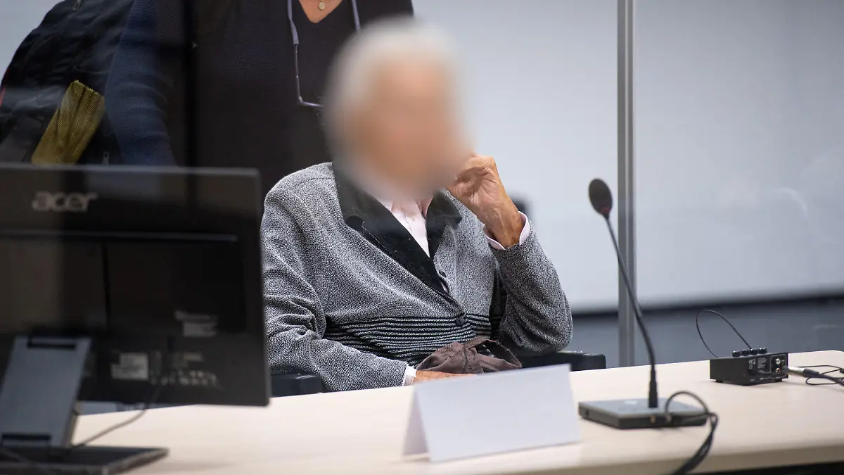 30.08.2022, Schleswig-Holstein, Itzehoe: Die Angeklagte Irmgard F. wird zu Beginn des Prozesstages in den Gerichtssaal gebracht. Der Prozess gegen die ehemalige KZ-Sekretärin vor dem Landgericht Itzehoe wird fortgesetzt. Der 97-Jährigen wird Beihilfe zum Mord in über 11.000 Fällen im Konzentrationslager Stutthof zur Last gelegt. Foto: Daniel Reinhardt/dpa Pool/dpa - ACHTUNG: Angeklagte wurde aus rechtlichen Gründen gepixelt +++ dpa-Bildfunk +++