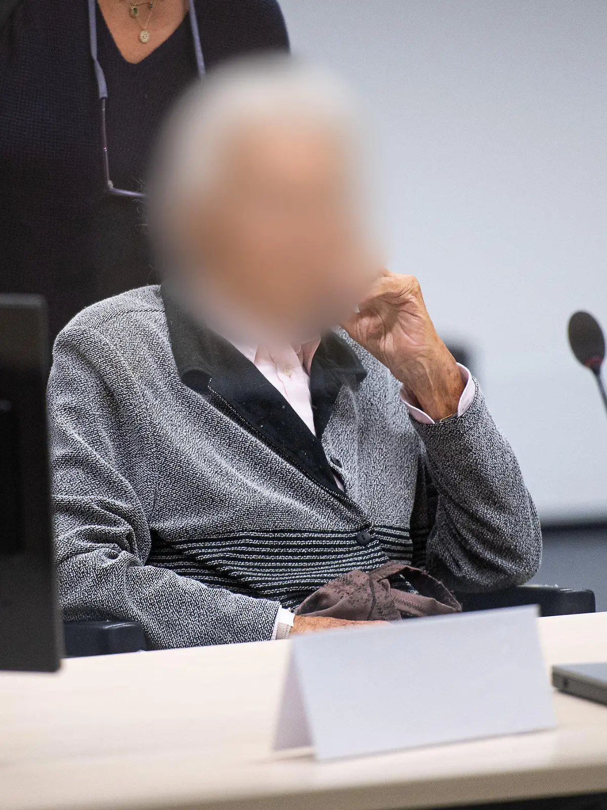 30.08.2022, Schleswig-Holstein, Itzehoe: Die Angeklagte Irmgard F. wird zu Beginn des Prozesstages in den Gerichtssaal gebracht. Der Prozess gegen die ehemalige KZ-Sekretärin vor dem Landgericht Itzehoe wird fortgesetzt. Der 97-Jährigen wird Beihilfe zum Mord in über 11.000 Fällen im Konzentrationslager Stutthof zur Last gelegt. Foto: Daniel Reinhardt/dpa Pool/dpa - ACHTUNG: Angeklagte wurde aus rechtlichen Gründen gepixelt +++ dpa-Bildfunk +++