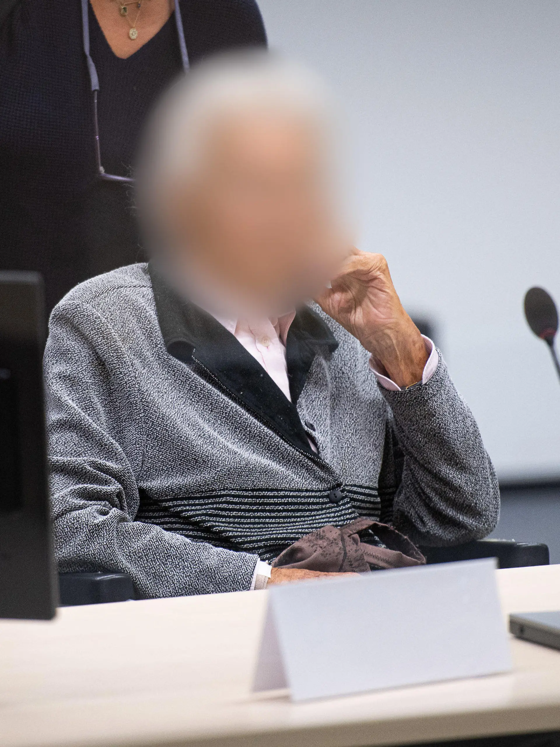 30.08.2022, Schleswig-Holstein, Itzehoe: Die Angeklagte Irmgard F. wird zu Beginn des Prozesstages in den Gerichtssaal gebracht. Der Prozess gegen die ehemalige KZ-Sekretärin vor dem Landgericht Itzehoe wird fortgesetzt. Der 97-Jährigen wird Beihilfe zum Mord in über 11.000 Fällen im Konzentrationslager Stutthof zur Last gelegt. Foto: Daniel Reinhardt/dpa Pool/dpa - ACHTUNG: Angeklagte wurde aus rechtlichen Gründen gepixelt +++ dpa-Bildfunk +++