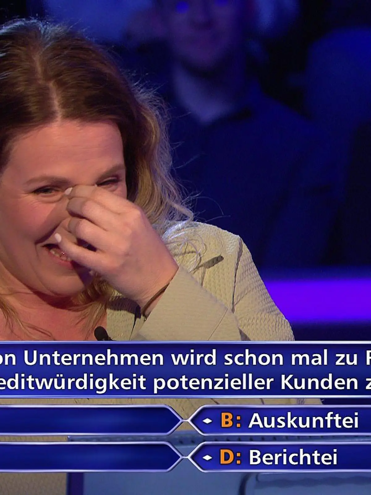 Kandidatin Kathrin hat Probleme mit der 8000 Euro Frage und kann sich selber nicht ganz so ernst nehmen.