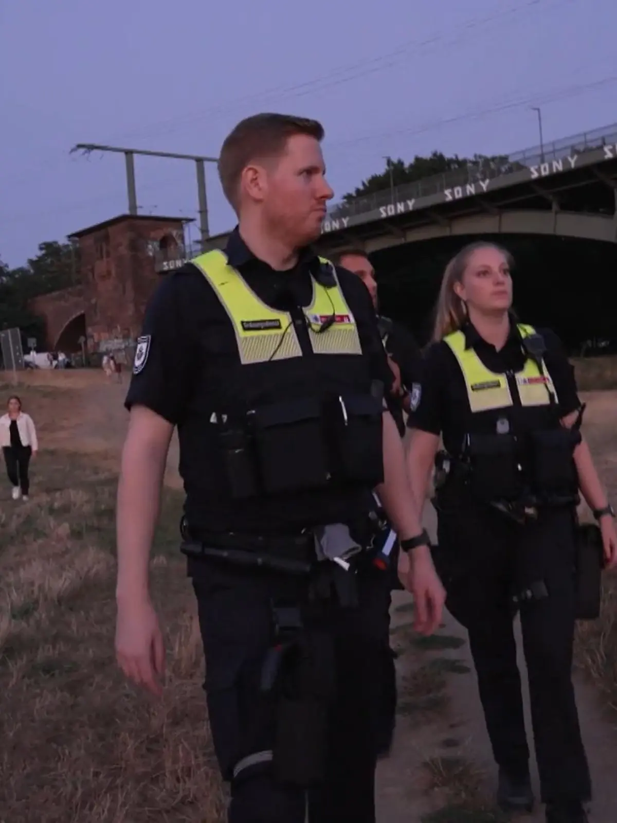 Wenn sie auf Streife gehen, wissen die Männer und Frauen nicht, ob sie gesund zurückkommen. Der Job beim Ordnungsamt ist nichts für Weicheier. Jeder Vierte hat schon einmal Gewalt im Dienst erlebt. Selbst eine scheinbar harmlose Kontrolle bei einer Grillparty kann plötzlich eskalieren. Eine Nacht mit dem Kölner Ordnungsamt.