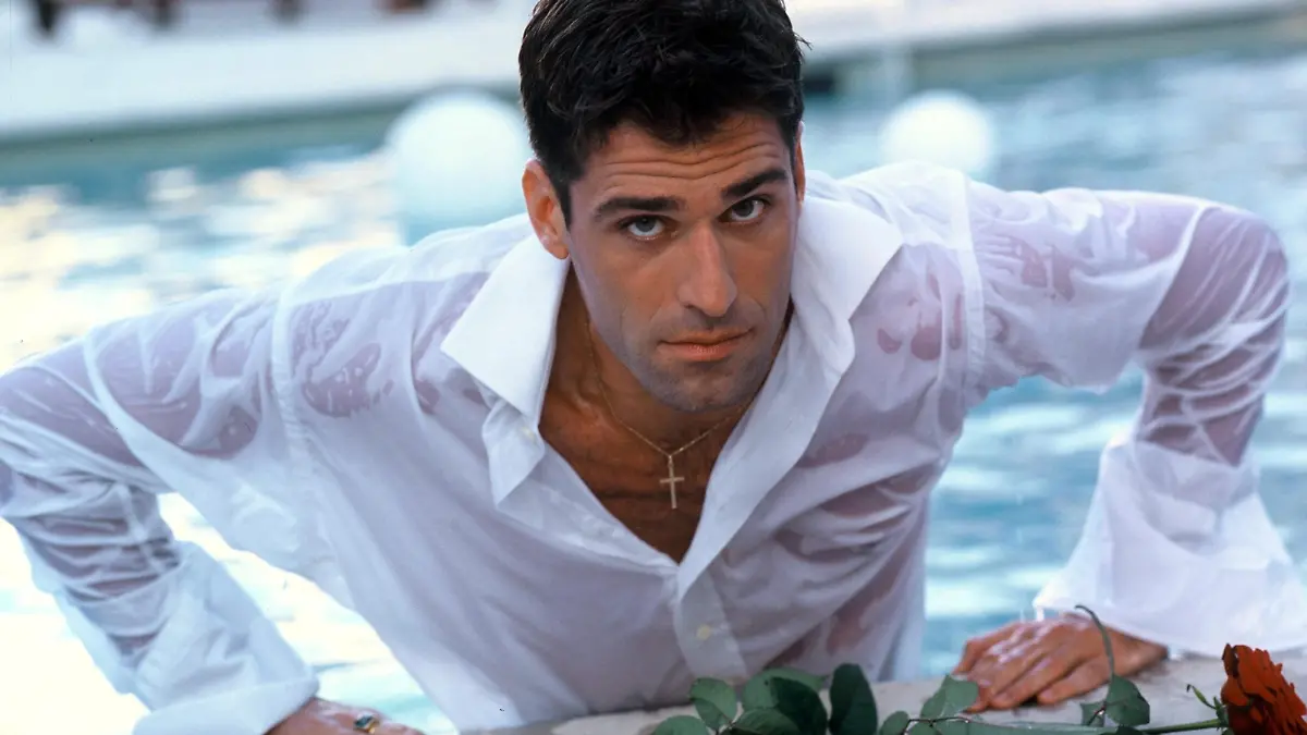 Mit Schwung und einer roten Rose hievt sich Marcel aus dem Pool einer Luxusvilla in Südfrankreich (undatiertes RTL-Bild). Der 29-Jährige aus Konstanz ist "Der Bachelor" - der Junggeselle, der in der gleichnamigen RTL-Kuppelshow nach der Frau seines Lebens sucht. 25 junge Frauen buhlten anfänglich um den smarten Marcel, der sich, verteilt über sieben Folgen, aus den Bewerberinnen die "aussortiert", die ihm am besten gefallen. Nur die, denen er nach eingehenden Bewährungsproben eine Rose überreicht, kommen eine Runde weiter. Seine Traumfrau erwählt der "Bachelor" dann Anfang Januar 2004.