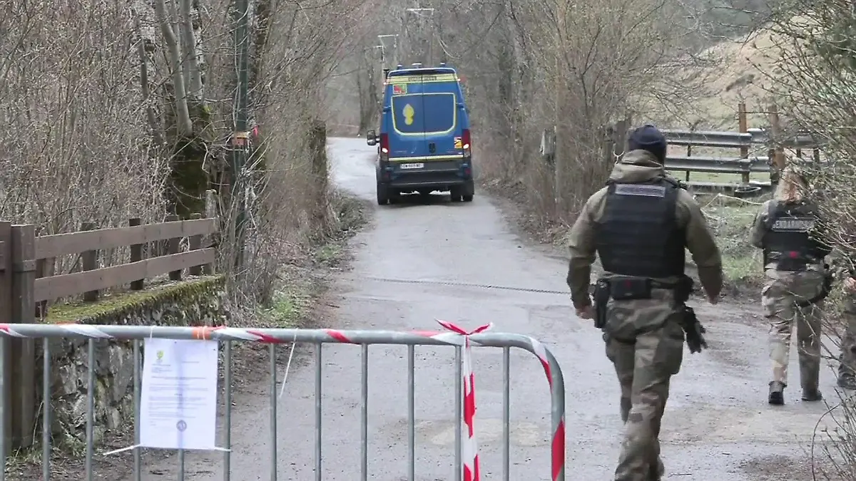 Polizisten auf einem Waldweg.