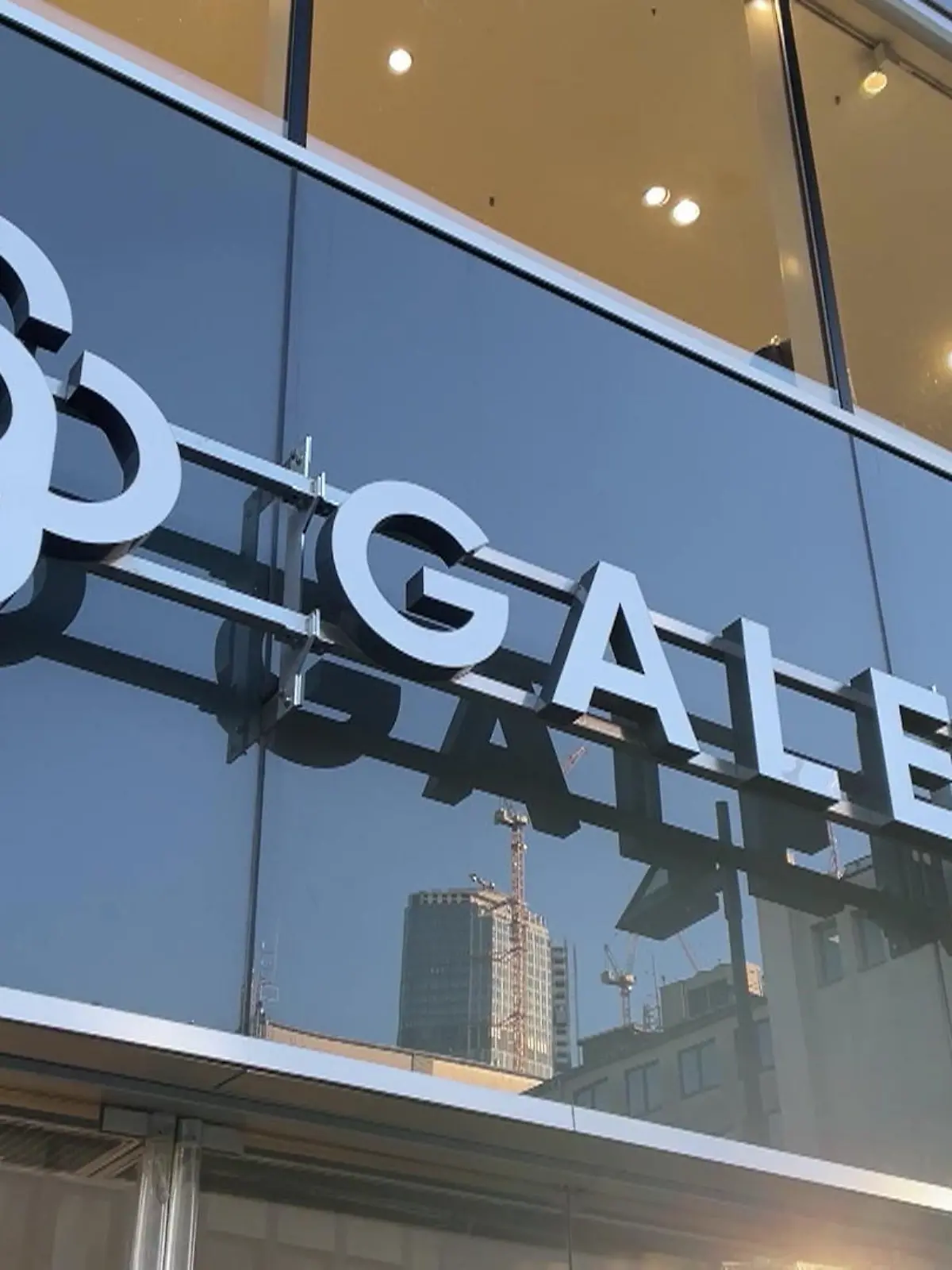 Gibt es noch Hoffnung für Galeria Karstadt Kaufhof?

Möglich wäre das. Denn im Bieterkampf um die wieder einmal in Schieflage geratene Warenhauskette soll nun eine Entscheidung gefallen sein! Der neue Eigentümer soll ein alter Bekannter werden.