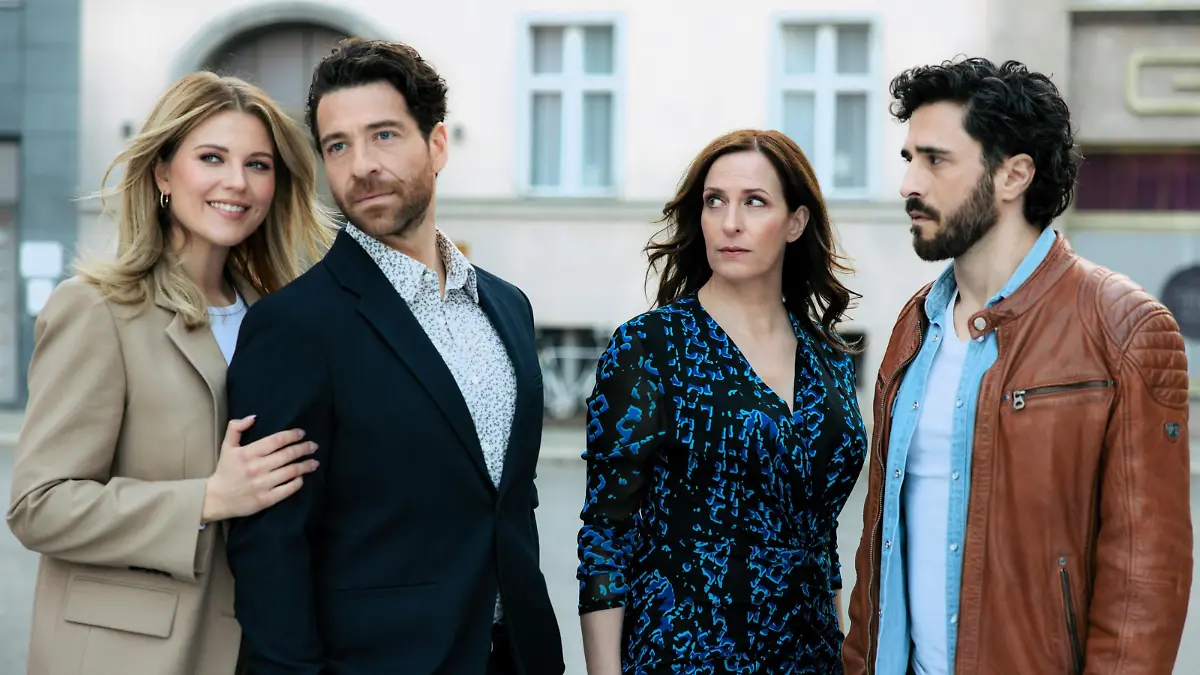 Gerechtigkeit und Liebe oder Knast nach Intrige? Alicia (Josefin Bressel) und Carlos (Patrick Fernandez), Katrin (Ulrike Frank) und Tobias (Jan Kittmann)

+++ Die Verwendung des sendungsbezogenen Materials ist nur mit dem Hinweis und Verlinkung auf RTL+ gestattet. +++