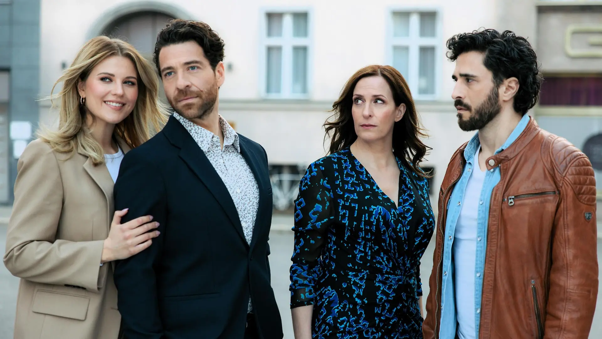 Gerechtigkeit und Liebe oder Knast nach Intrige? Alicia (Josefin Bressel) und Carlos (Patrick Fernandez), Katrin (Ulrike Frank) und Tobias (Jan Kittmann)

+++ Die Verwendung des sendungsbezogenen Materials ist nur mit dem Hinweis und Verlinkung auf RTL+ gestattet. +++