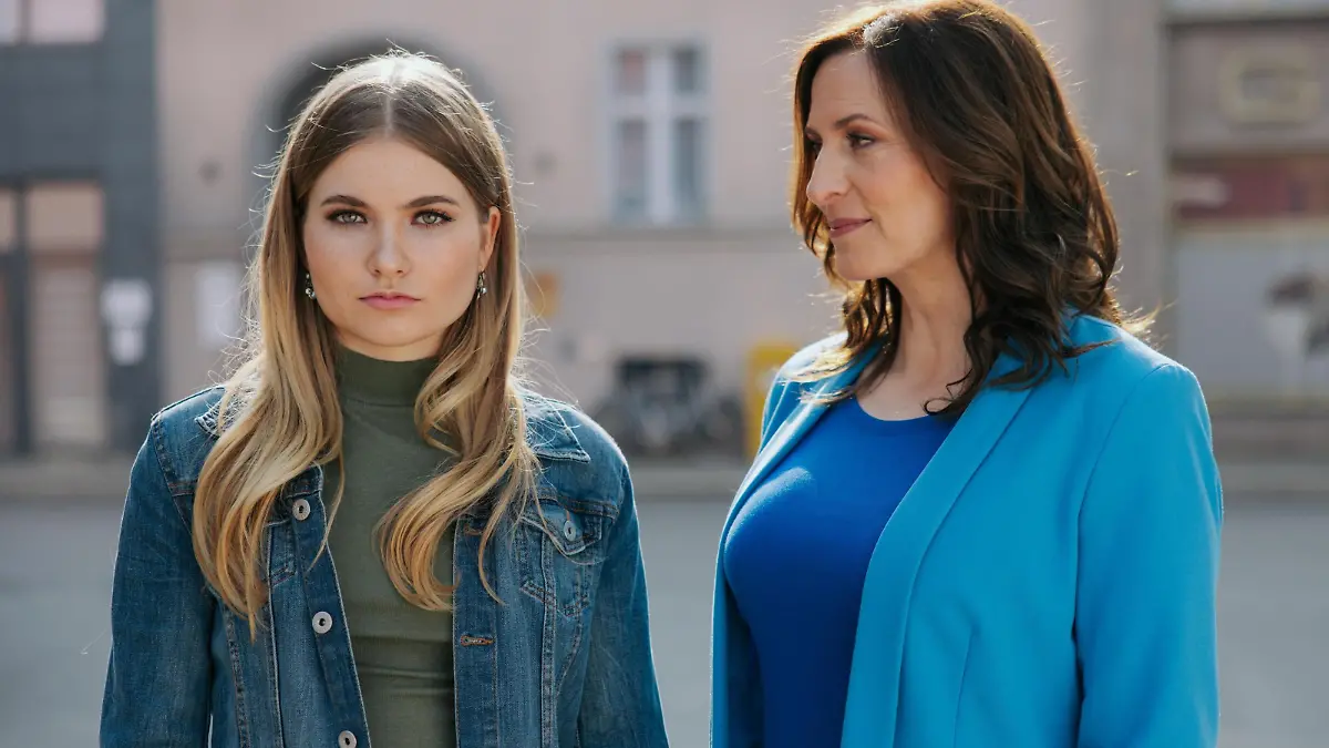 Charlott Reschke (l.) als "Johanna Flemming" und Ulrike Frank als "Katrin Flemming"

+++ Die Verwendung des sendungsbezogenen Materials ist nur mit dem Hinweis und Verlinkung auf RTL+ gestattet. +++