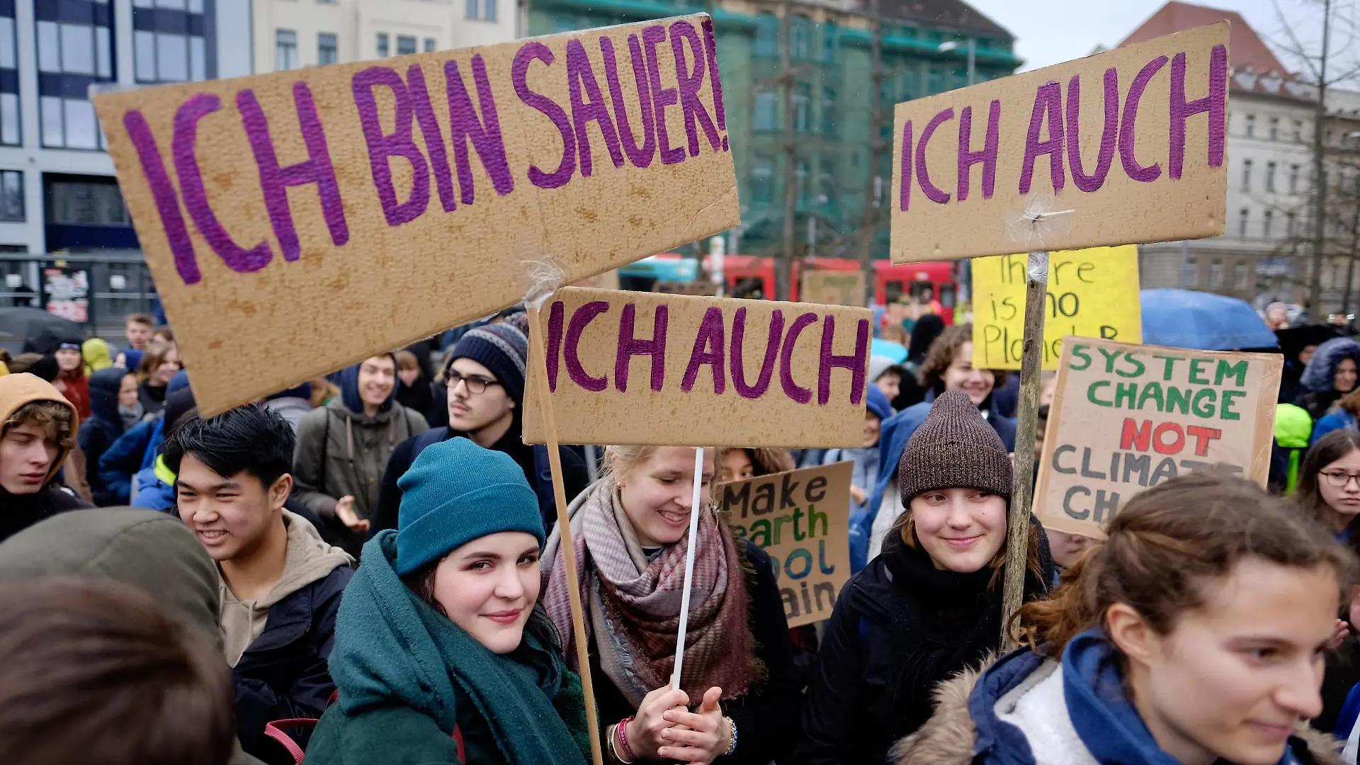 News Themen der Woche KW10 News Bilder des Tages Fridays For Future - mit einem Schülerstreik und einer Demonstration fordern Schüler und Schülerinnen den sofortigen Kohleausstieg snapshot-photography/xK.M.Krause *** Fridays For Future with a student strike and a demonstration call on students to immediately exit coal snapshot photography xK M Krause