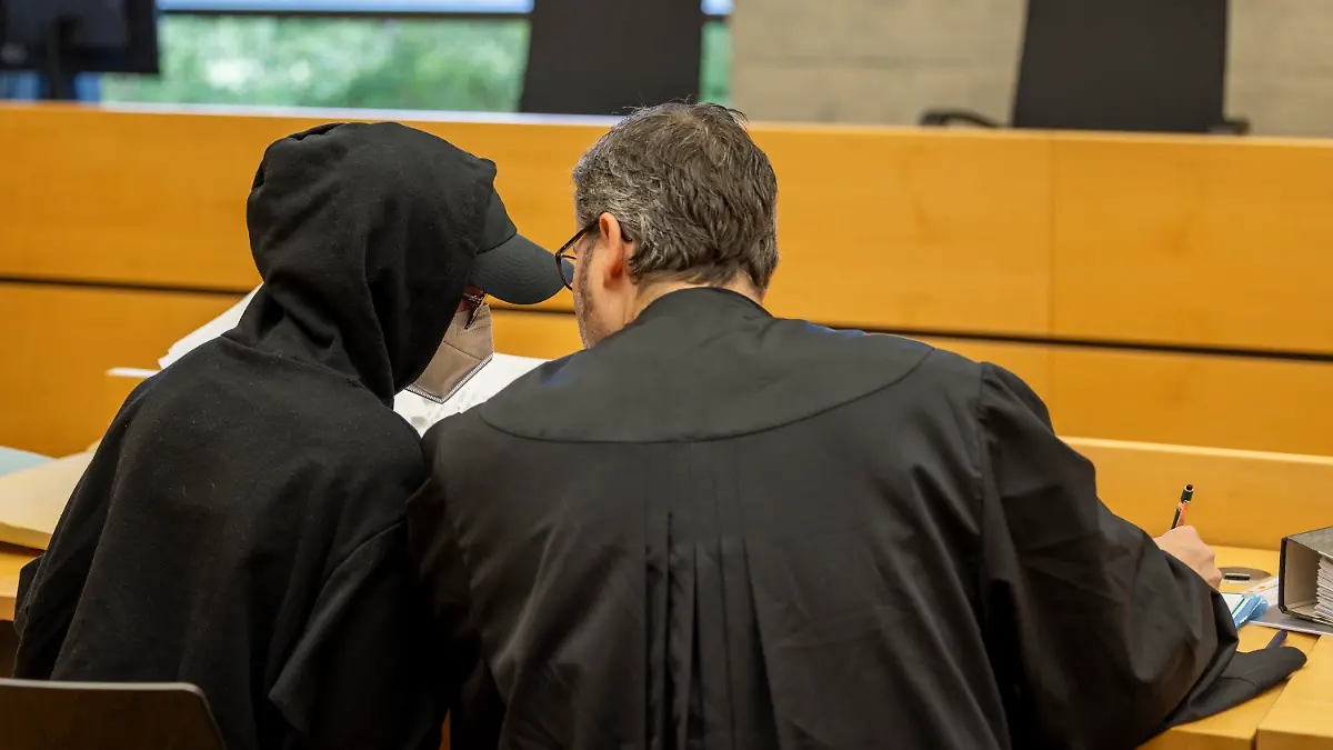 dpatopbilder - 08.04.2024, Bayern, Würzburg: Eine der beiden Angeklagten (31, l) unterhält sich mit ihrem Rechtsanwalt Hans-Jochen Schrepfer im Sitzungssaal im Landgerichts. Das Landgericht Würzburg verhandelt gegen zwei frühere Erzieherinnen einer Kita in Unterfranken wegen möglicher Misshandlungen von Kindern. Die Taten sollen sich laut Staatsanwaltschaft in einer Einrichtung im Landkreis Würzburg zwischen September und Dezember 2021 ereignet haben. Foto: Heiko Becker/dpa +++ dpa-Bildfunk +++