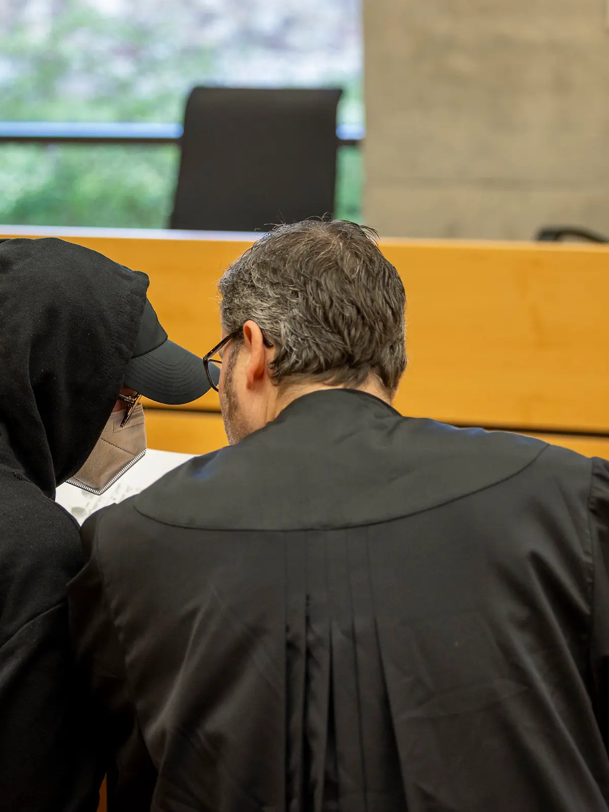 dpatopbilder - 08.04.2024, Bayern, Würzburg: Eine der beiden Angeklagten (31, l) unterhält sich mit ihrem Rechtsanwalt Hans-Jochen Schrepfer im Sitzungssaal im Landgerichts. Das Landgericht Würzburg verhandelt gegen zwei frühere Erzieherinnen einer Kita in Unterfranken wegen möglicher Misshandlungen von Kindern. Die Taten sollen sich laut Staatsanwaltschaft in einer Einrichtung im Landkreis Würzburg zwischen September und Dezember 2021 ereignet haben. Foto: Heiko Becker/dpa +++ dpa-Bildfunk +++