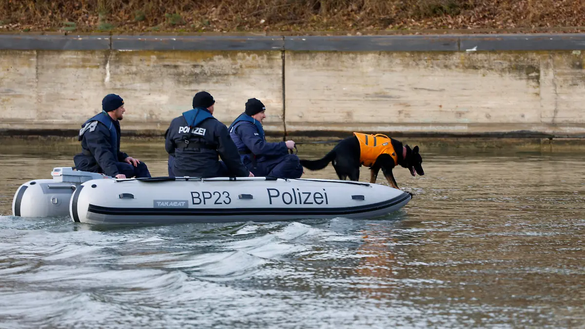 ARCHIV - 29.12.2022, Bayern, Nürnberg: Leichenspürhunde suchen nach einer vermissten Schwangeren im Main-Donau-Kanal bei Nürnberg. (zu dpa: «Schwangere ermordet? - Prozess in Nürnberg beginnt») Foto: Heiko Becker/dpa +++ dpa-Bildfunk +++