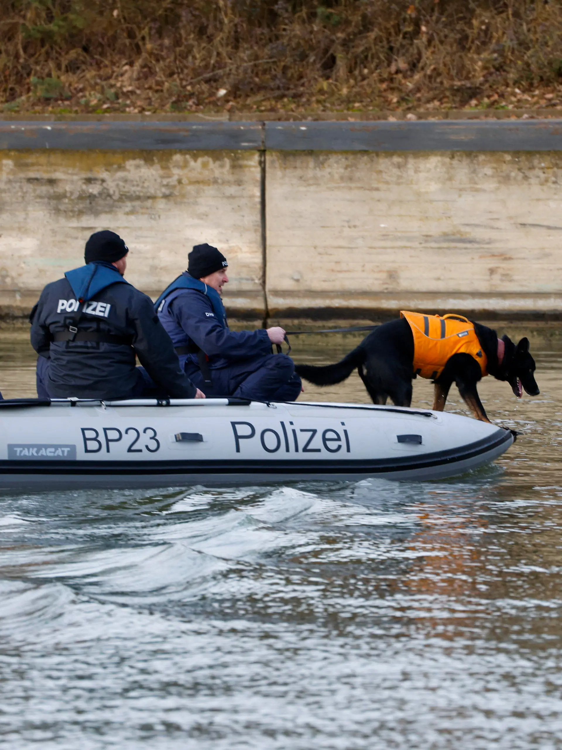 ARCHIV - 29.12.2022, Bayern, Nürnberg: Leichenspürhunde suchen nach einer vermissten Schwangeren im Main-Donau-Kanal bei Nürnberg. (zu dpa: «Schwangere ermordet? - Prozess in Nürnberg beginnt») Foto: Heiko Becker/dpa +++ dpa-Bildfunk +++