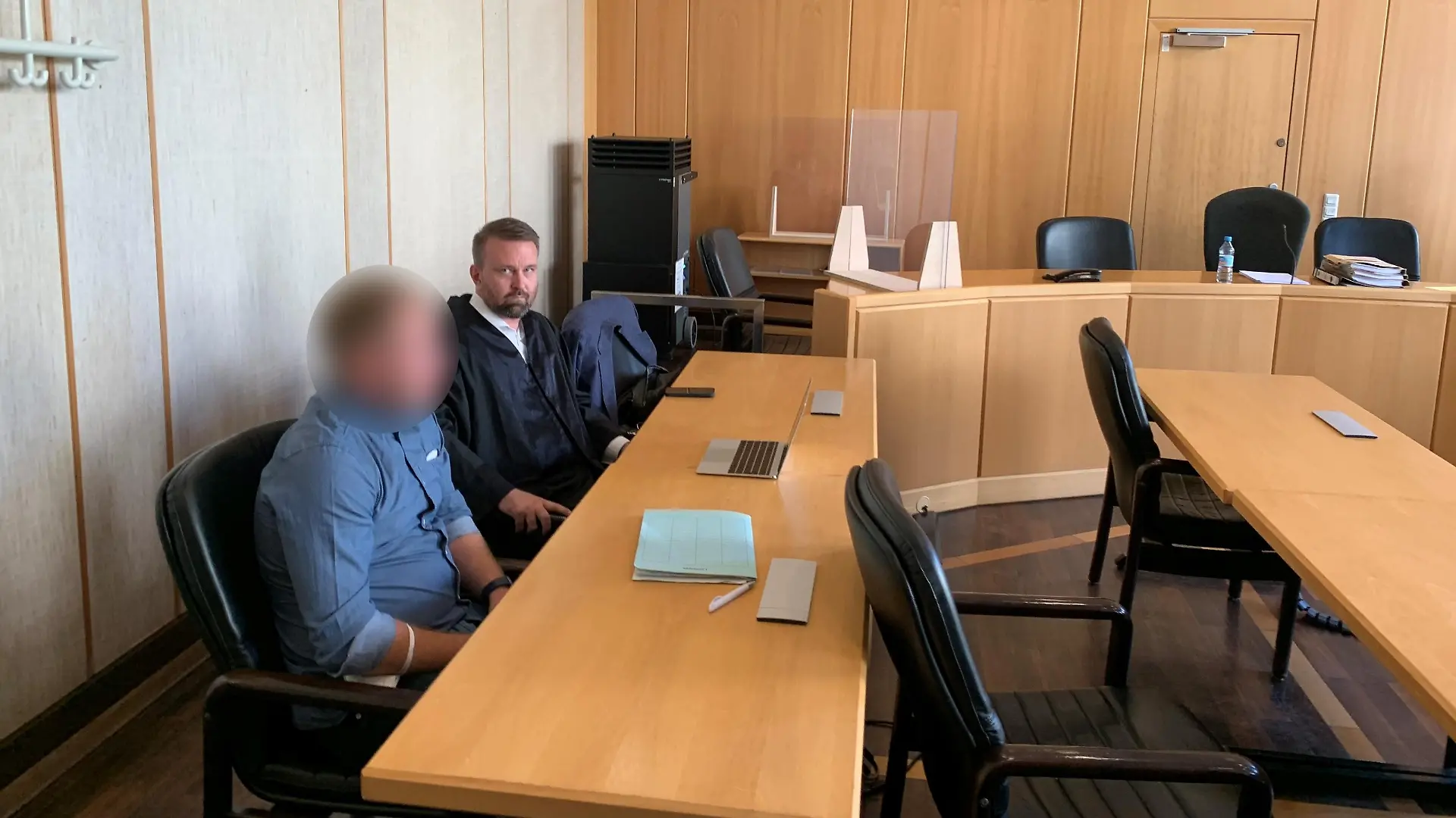 Der Oberkommissar Timo S. postete rechtsradikale Inhalte in eine Whatsapp-Gruppe.