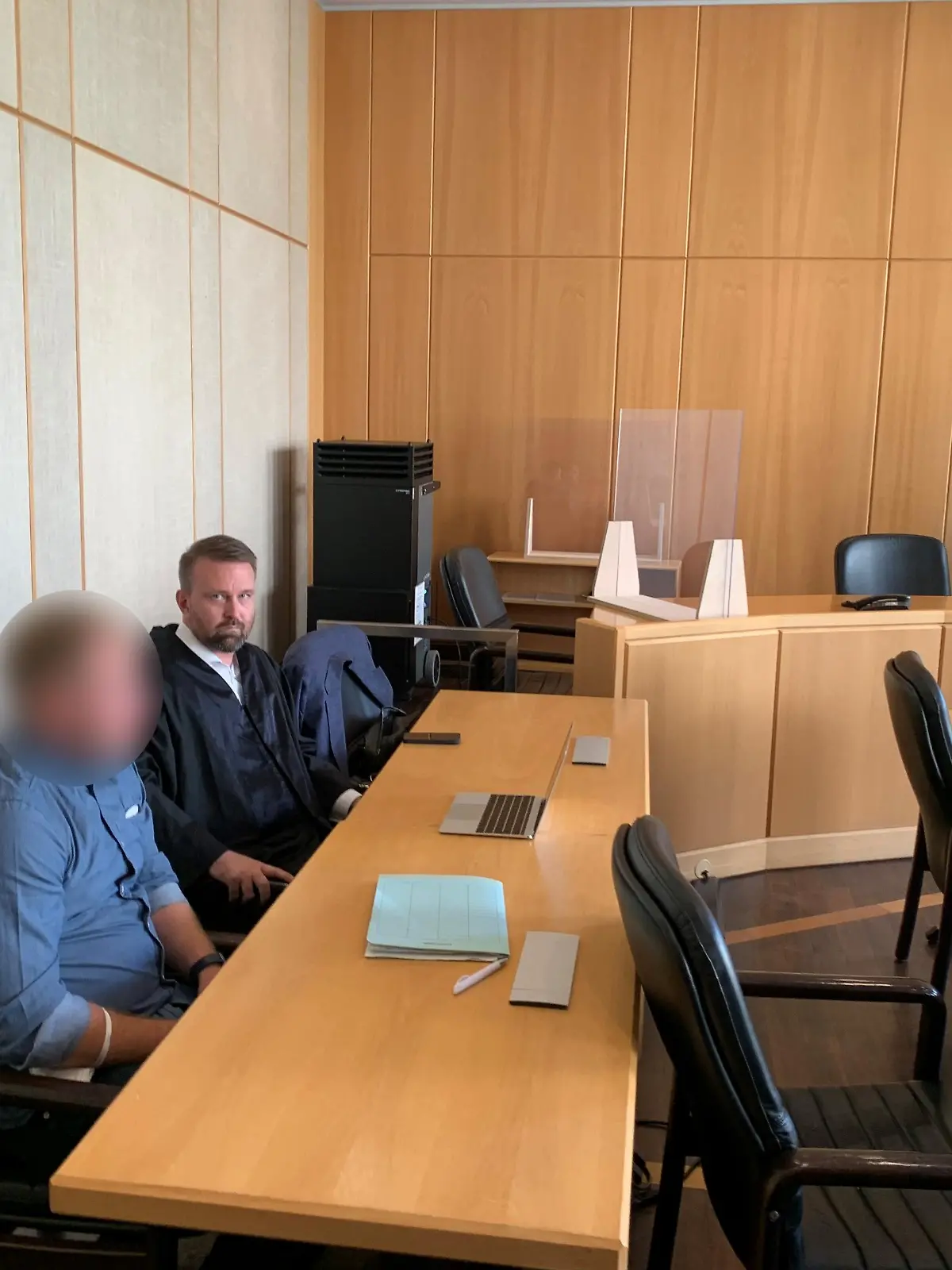 Der Oberkommissar Timo S. postete rechtsradikale Inhalte in eine Whatsapp-Gruppe.