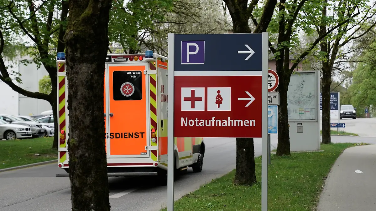 09.04.2024, Wasserburg Am Inn: Der Eingangsbereich des Inn-Salzach-Klinikums Gabersee. Ein womöglich psychisch labiler Mann soll in Oberbayern auf dem Gelände einer psychiatrischen Klinik einen Arzt getötet haben. Foto: Uwe Lein/dpa +++ dpa-Bildfunk +++