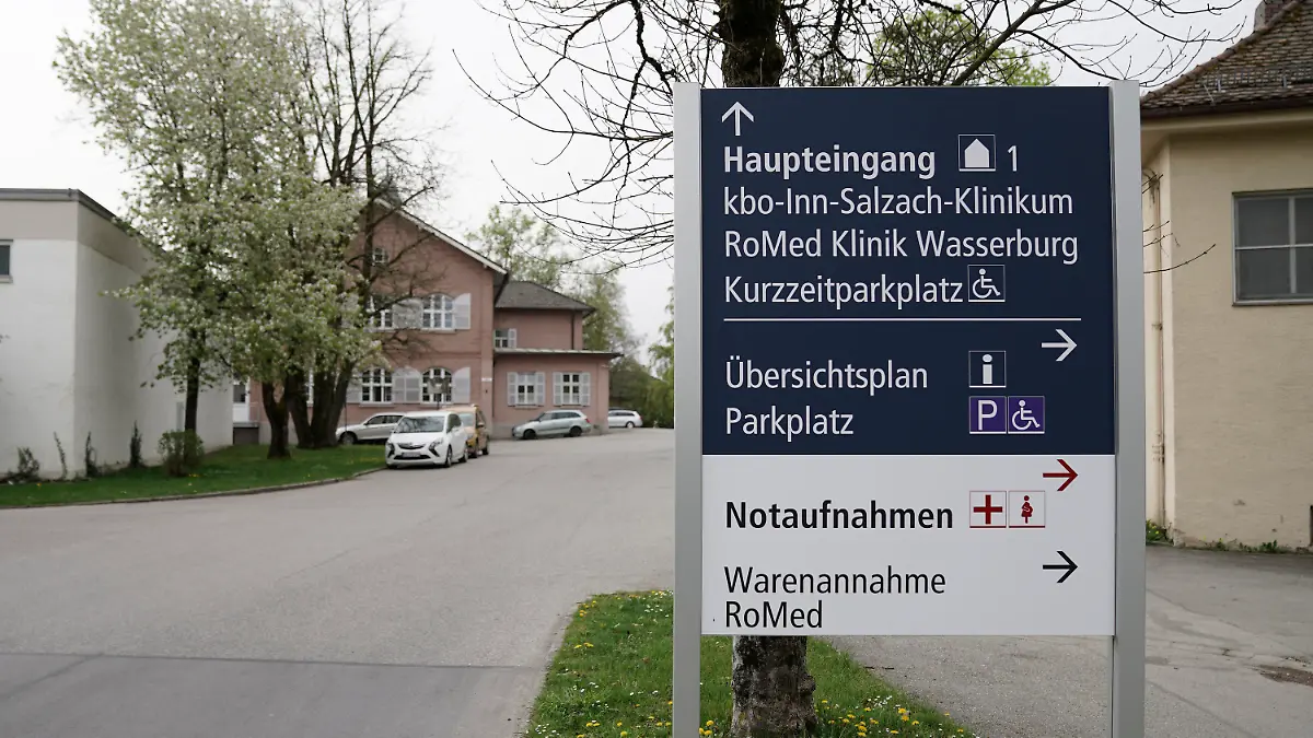 09.04.2024, Wasserburg Am Inn: Der Eingangsbereich des Inn-Salzach-Klinikums Gabersee. Ein womöglich psychisch labiler Mann soll in Oberbayern auf dem Gelände einer psychiatrischen Klinik einen Arzt getötet haben. Foto: Uwe Lein/dpa +++ dpa-Bildfunk +++