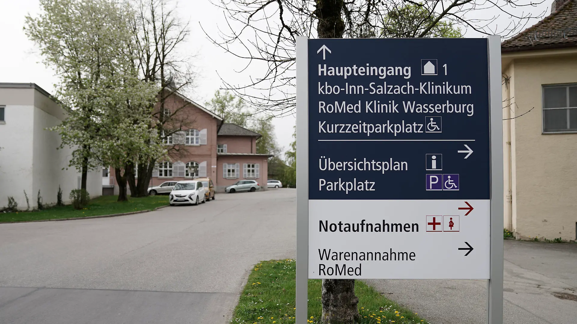 09.04.2024, Wasserburg Am Inn: Der Eingangsbereich des Inn-Salzach-Klinikums Gabersee. Ein womöglich psychisch labiler Mann soll in Oberbayern auf dem Gelände einer psychiatrischen Klinik einen Arzt getötet haben. Foto: Uwe Lein/dpa +++ dpa-Bildfunk +++