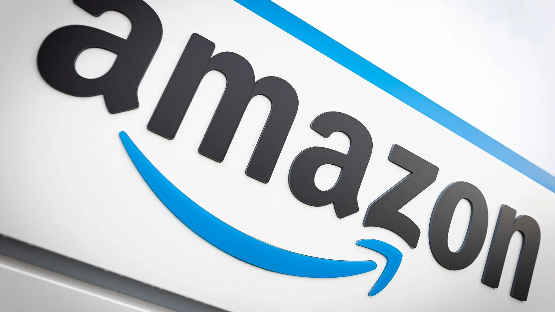 Das Logo von Amazon ist am Logistikzentrum des Onlineversandhändlers zu sehen.