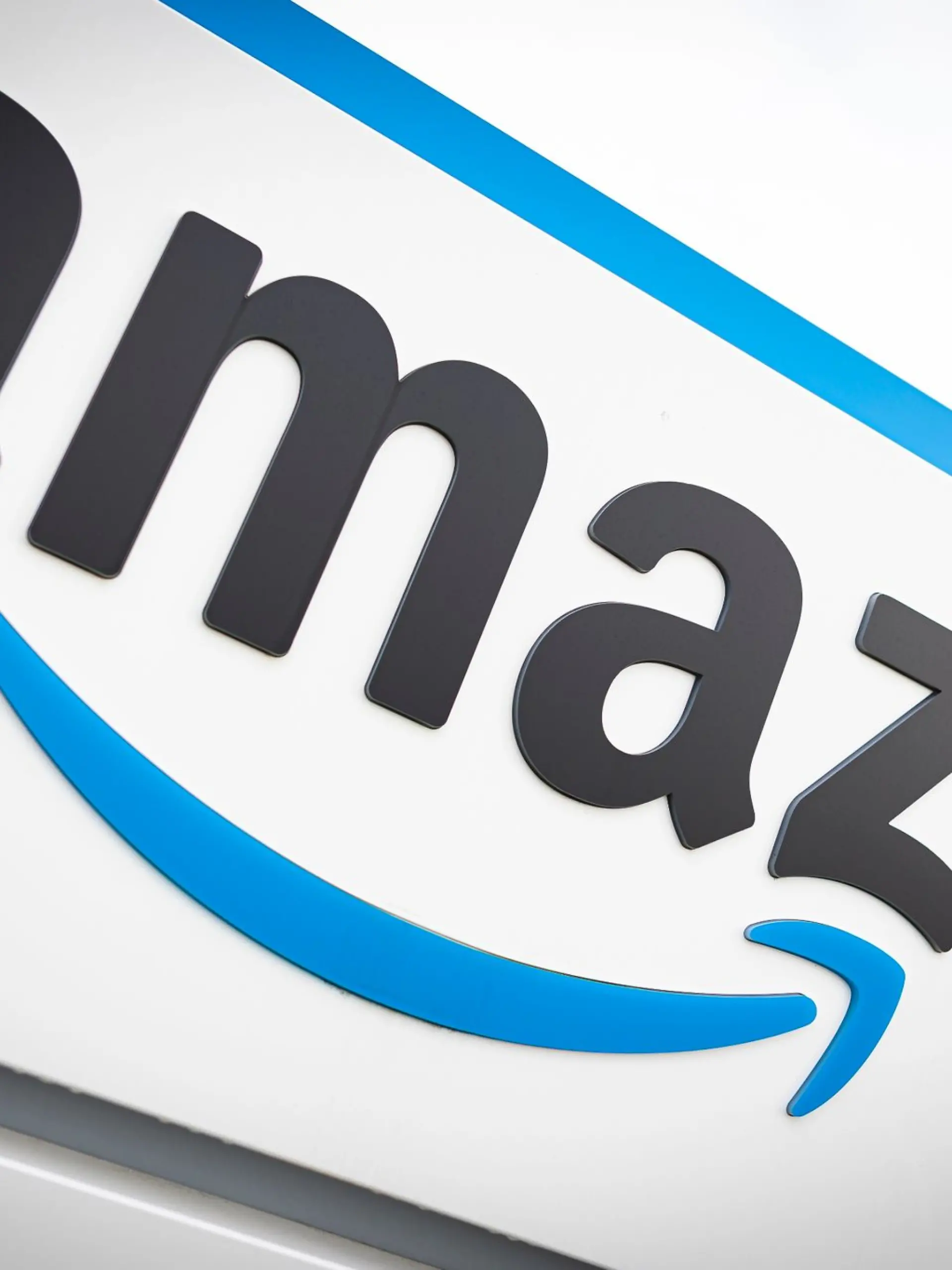 Das Logo von Amazon ist am Logistikzentrum des Onlineversandhändlers zu sehen.