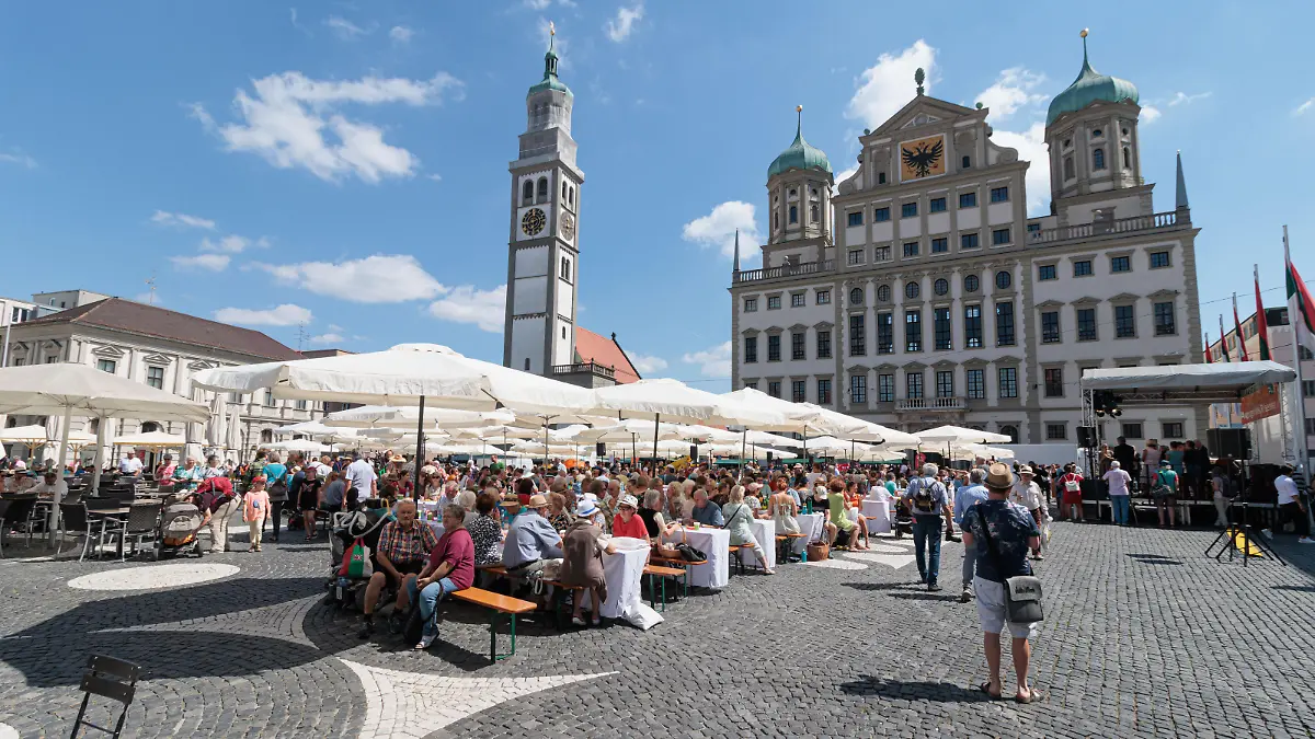 Augsburg feiert das Hohe Friedensfest mit einer Friedenstafel auf dem Rathausplatz. Der 8. August ist ein gesetzlicher Feiertag, beschränkt auf das Stadtgebiet Augsburg. Er wird seit 1650 jedes Jahr gefeiert und ist seit 2018 immaterielles Kulturerbe der UNESCO.