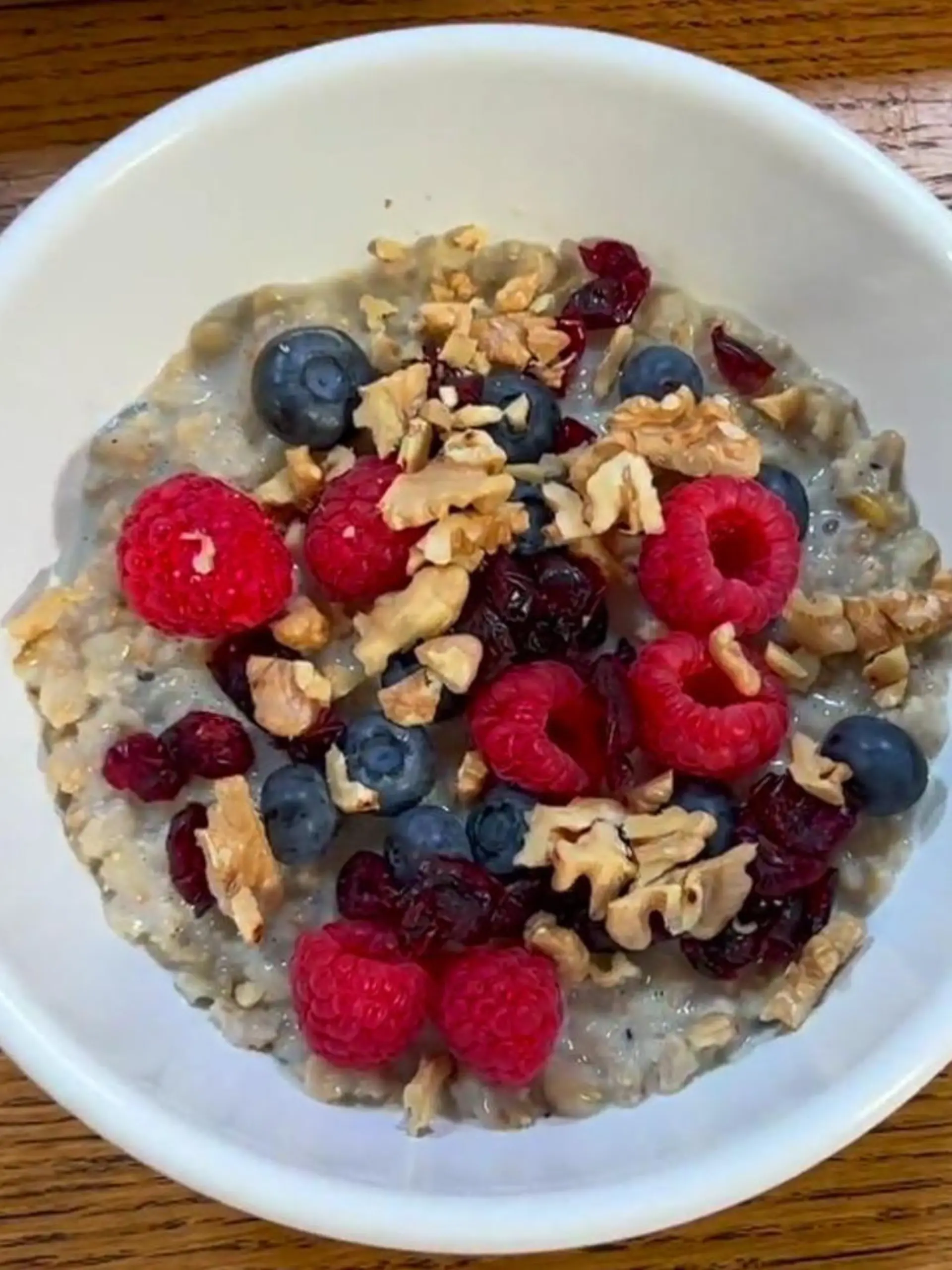 Overnight Oats sind abends fix vorbereitet und perfekt für Tage, an denen ihr morgens schnell aus dem Haus müssen - aber nicht auf ein gesundes Frühstück zum Mitnehmen verzichten wollt.