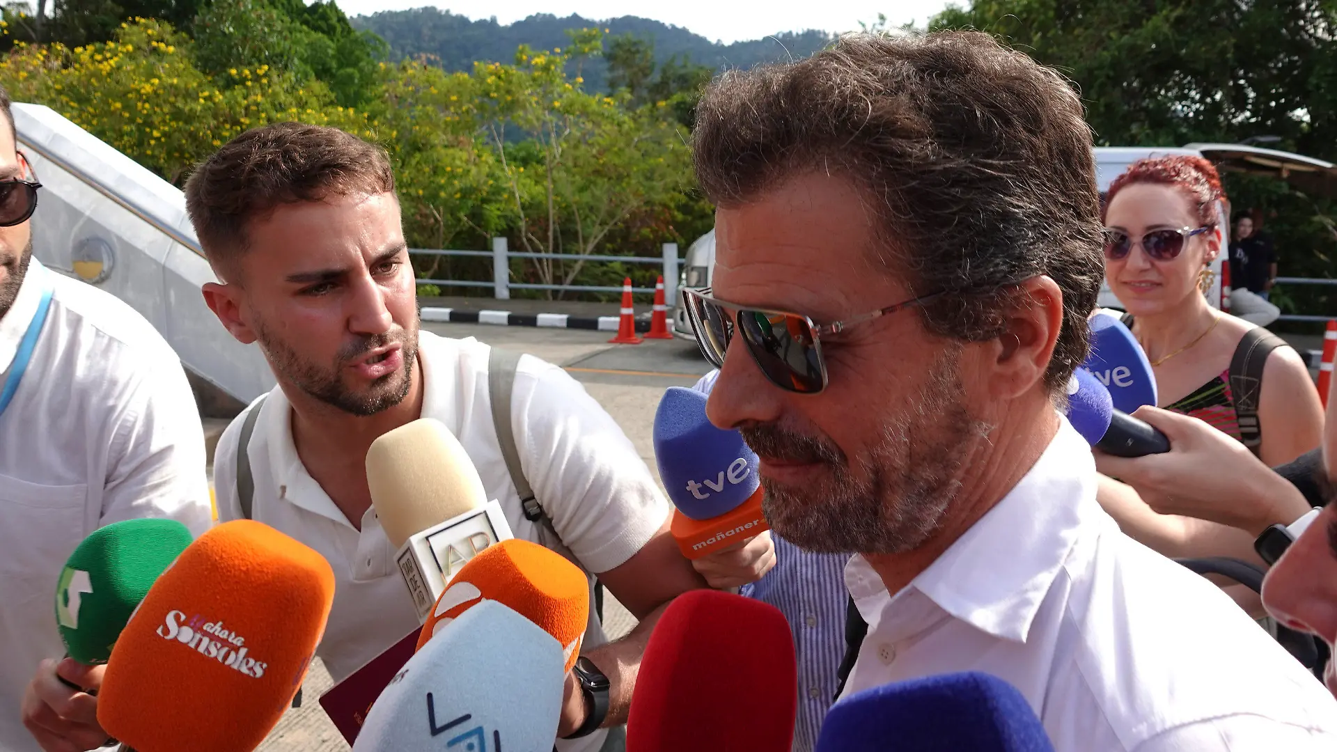 Spanish actor Rodolfo Sancho, right, father of Daniel Sancho Bronchalo, talks to reporters arrives at Koh Samui provincial court in southern Thailand, Tuesday, April 9, 2024. Thailand's Koh Samui Provincial began a trial on Daniel Sancho Bronchalo, t