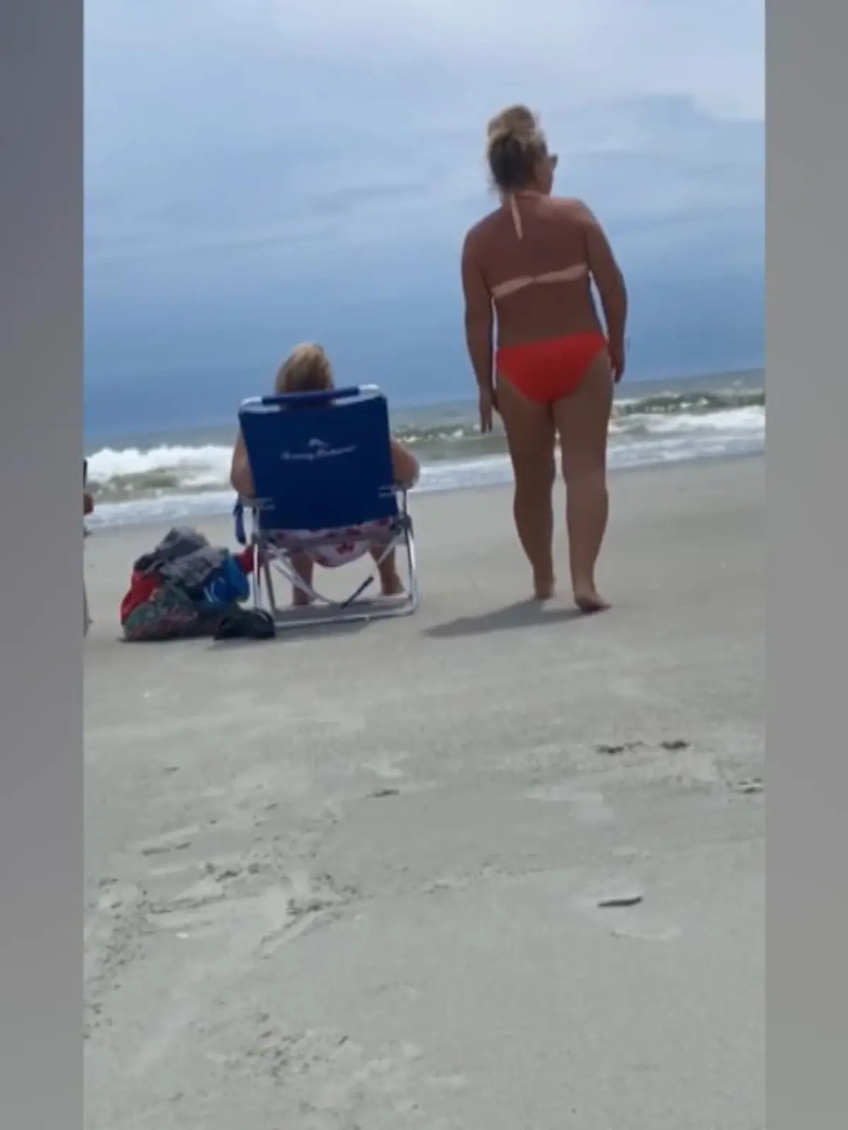 Ein wunderschöner, freier Strand in US-Bundesstaat South Carolina - und dieses Paar setzt sich DIREKT vor Maddie, die dort mit ihrer Familie Urlaub macht. Also hat ihre Mutter eine geniale, aber auch fiese Idee.