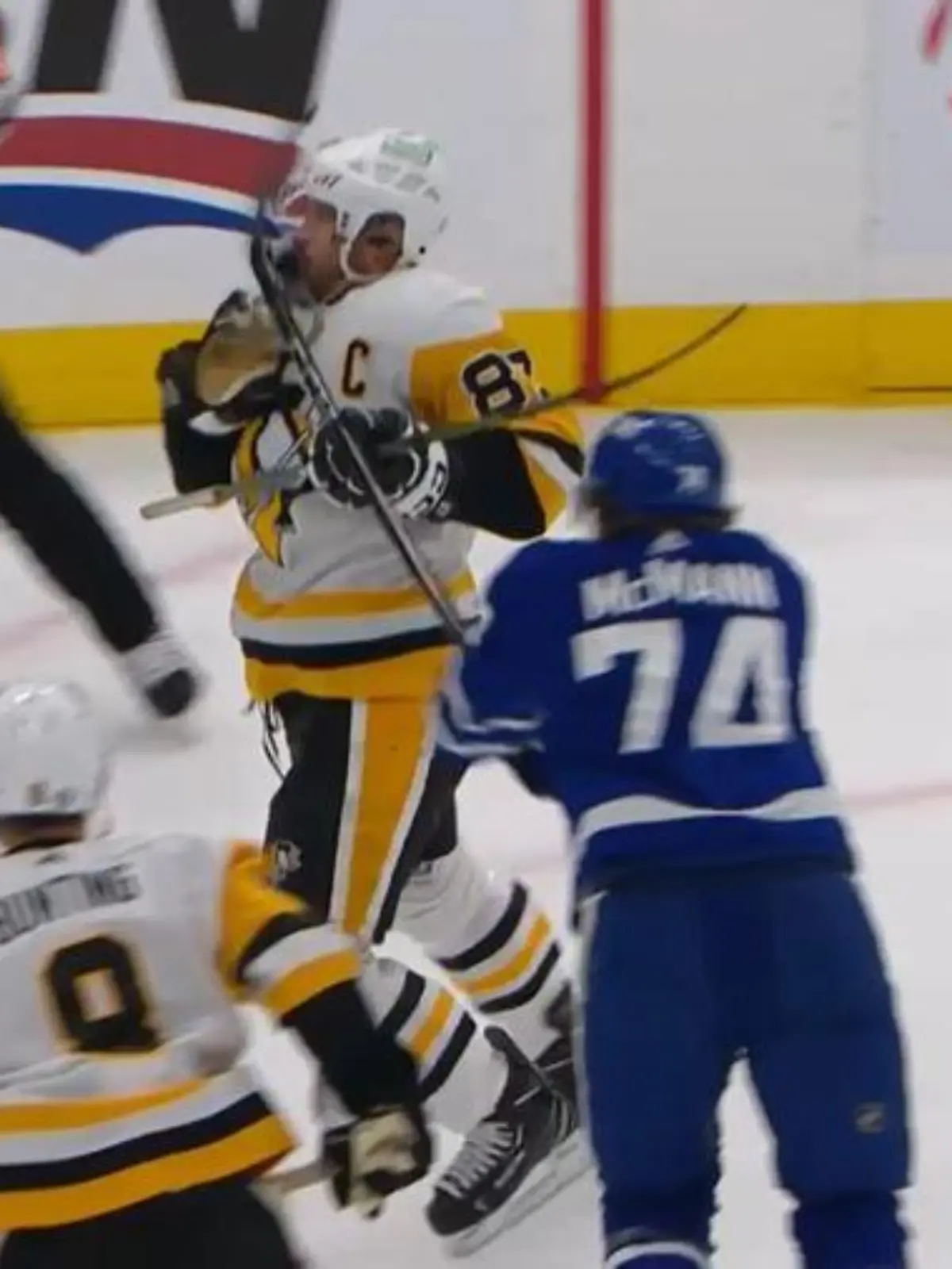 Sidney Crosby bekommt einen Puck ins Gesicht.