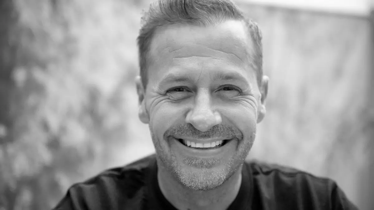 ARCHIV - 16.04.2021, Nordrhein-Westfalen, Frechen: Schauspieler und Reality-Star Willi Herren schaut bei der Eröffnung von "Willi Herren·s Rievkooche Bud" in die Kamera. Der Schauspieler und Schlagersänger Willi Herren (45, «Lindenstraße») ist tot. Foto: Henning Kaiser/dpa +++ dpa-Bildfunk +++