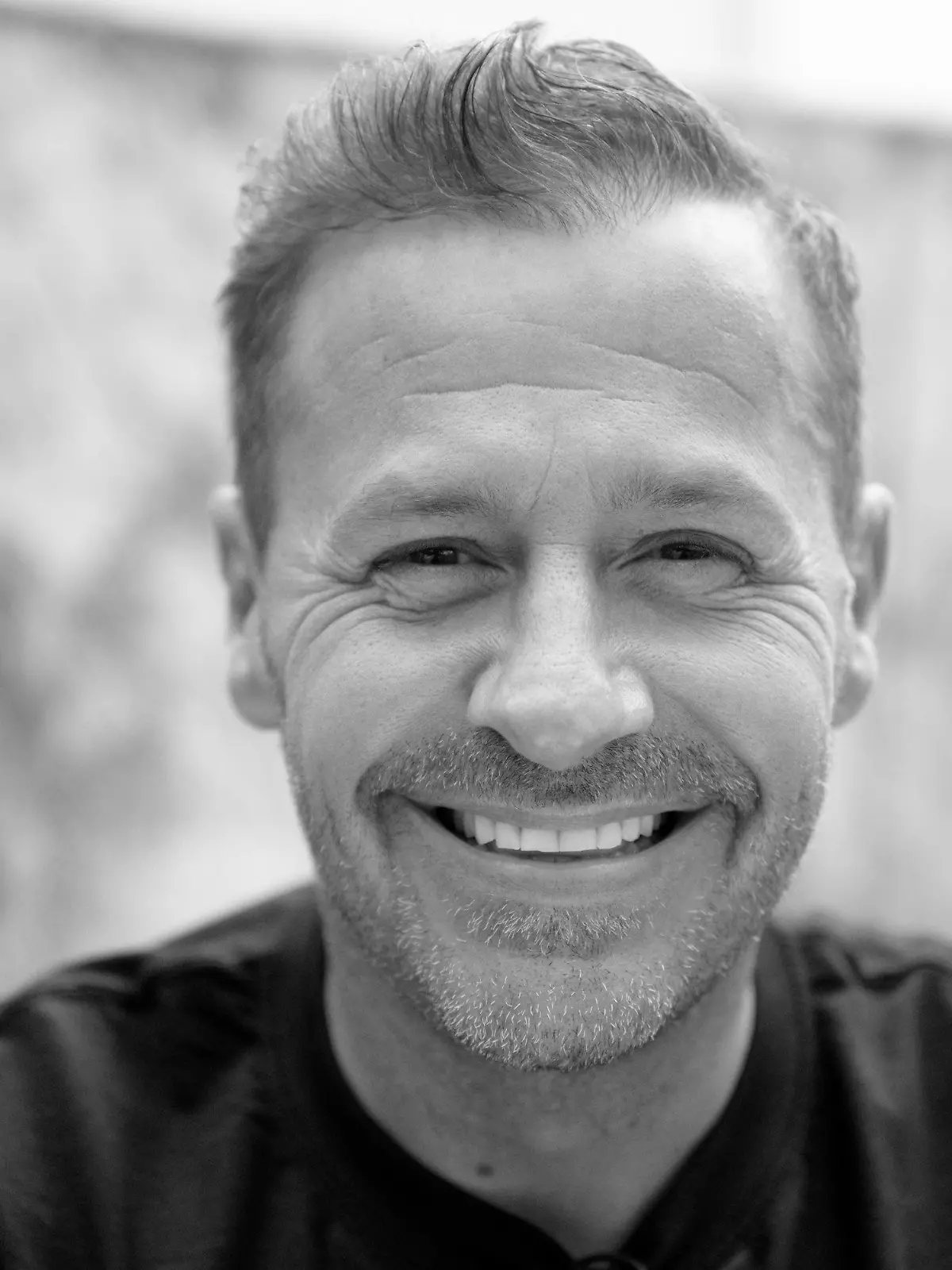 ARCHIV - 16.04.2021, Nordrhein-Westfalen, Frechen: Schauspieler und Reality-Star Willi Herren schaut bei der Eröffnung von "Willi Herren·s Rievkooche Bud" in die Kamera. Der Schauspieler und Schlagersänger Willi Herren (45, «Lindenstraße») ist tot. Foto: Henning Kaiser/dpa +++ dpa-Bildfunk +++