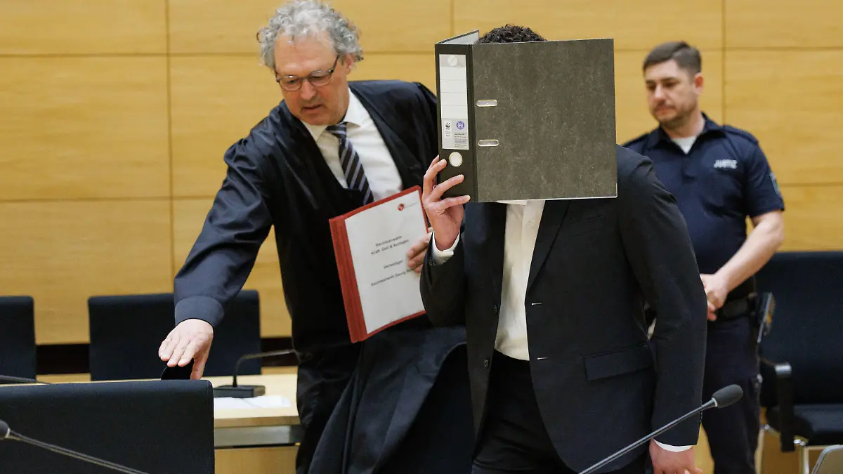 09.04.2024, Nordrhein-Westfalen, Bielefeld: Verteidiger Georg Schulze (l) steht neben seinem Mandanten in einem Saal vom Landgericht. Der Angeklagte in dem Prozess ist ein 21-Jähriger aus Bielefeld. Er soll am 29. Oktober 2023 eine Kollegin bei einer Feier in Bielefeld nach mehrfacher Zurückweisung bei einem Spaziergang heimtückisch mit Stichen eines Küchenmessers in den Nacken, Bauch und Brustkorb getötet haben. Foto: Friso Gentsch/dpa +++ dpa-Bildfunk +++