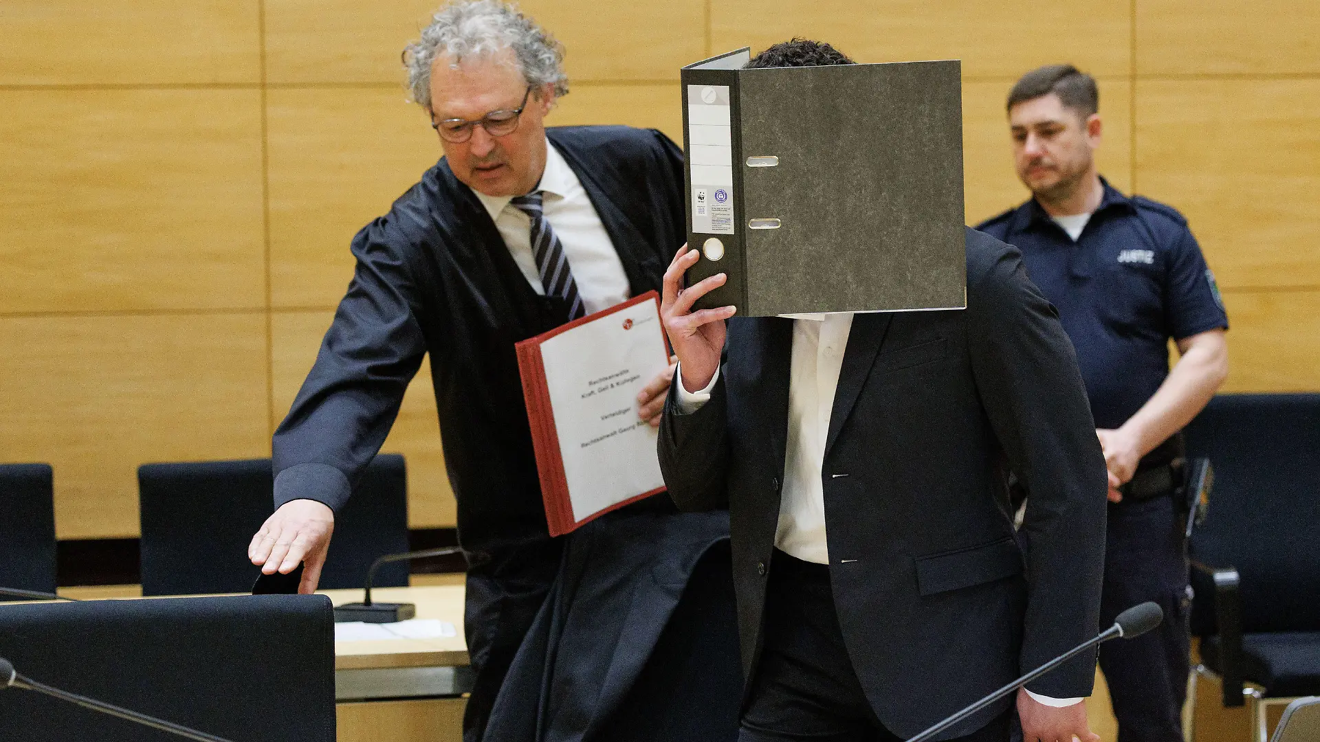 09.04.2024, Nordrhein-Westfalen, Bielefeld: Verteidiger Georg Schulze (l) steht neben seinem Mandanten in einem Saal vom Landgericht. Der Angeklagte in dem Prozess ist ein 21-Jähriger aus Bielefeld. Er soll am 29. Oktober 2023 eine Kollegin bei einer Feier in Bielefeld nach mehrfacher Zurückweisung bei einem Spaziergang heimtückisch mit Stichen eines Küchenmessers in den Nacken, Bauch und Brustkorb getötet haben. Foto: Friso Gentsch/dpa +++ dpa-Bildfunk +++