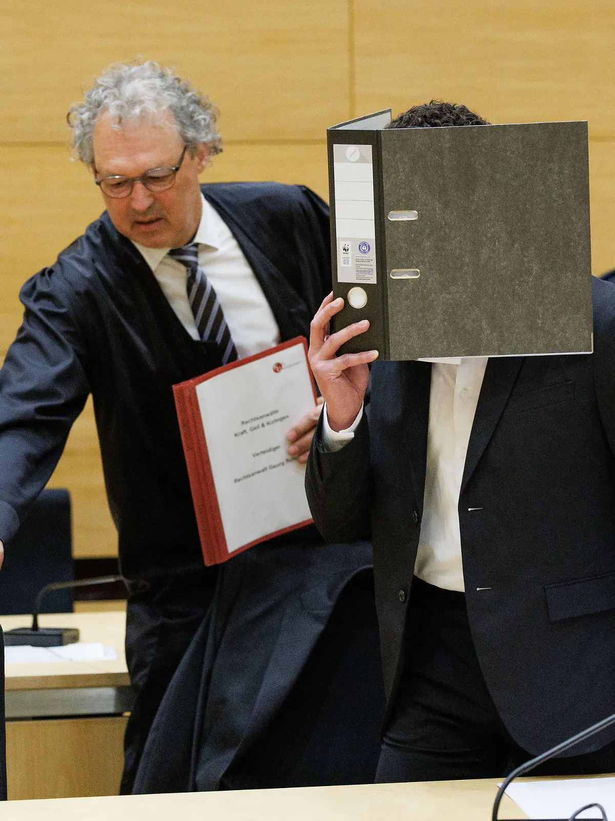 09.04.2024, Nordrhein-Westfalen, Bielefeld: Verteidiger Georg Schulze (l) steht neben seinem Mandanten in einem Saal vom Landgericht. Der Angeklagte in dem Prozess ist ein 21-Jähriger aus Bielefeld. Er soll am 29. Oktober 2023 eine Kollegin bei einer Feier in Bielefeld nach mehrfacher Zurückweisung bei einem Spaziergang heimtückisch mit Stichen eines Küchenmessers in den Nacken, Bauch und Brustkorb getötet haben. Foto: Friso Gentsch/dpa +++ dpa-Bildfunk +++