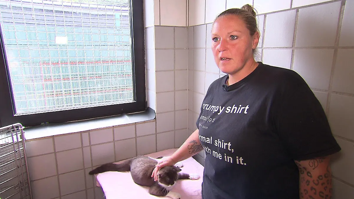 Tierpflegerin Nina Pfannkoch mit Katze Scarlet
