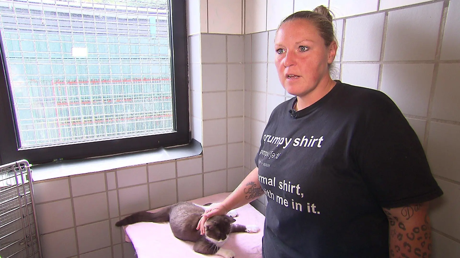 Tierpflegerin Nina Pfannkoch mit Katze Scarlet