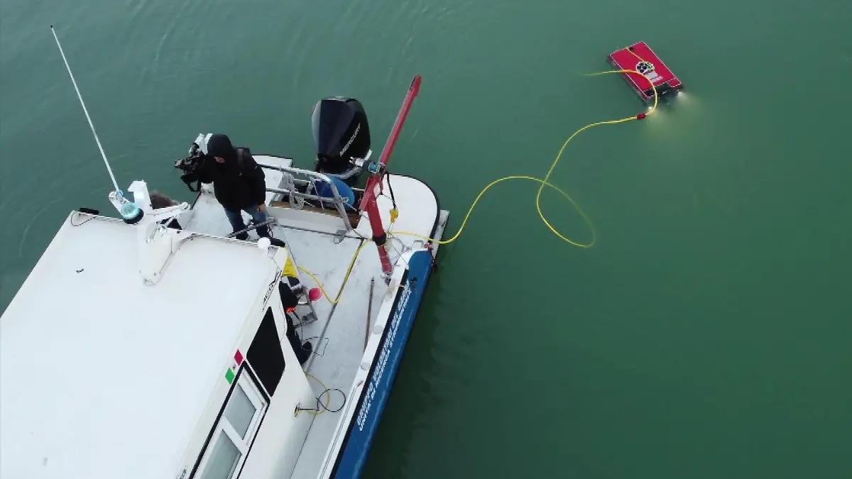 Ein Boot lässt ein Unterwasser-Suchroboter ins Wasser.